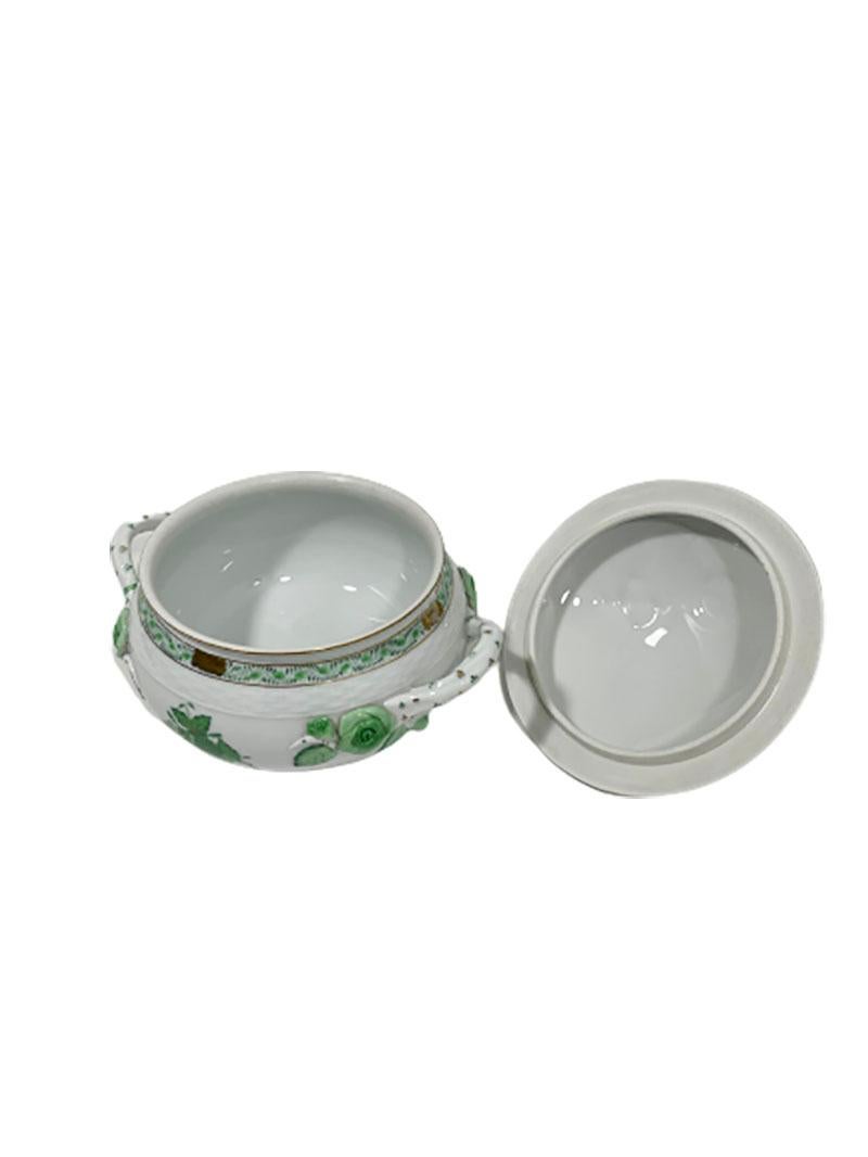 Porcelaine Petite soupière avec poignées en porcelaine Herend « Bouquet chinois Apponyi Green » en vente