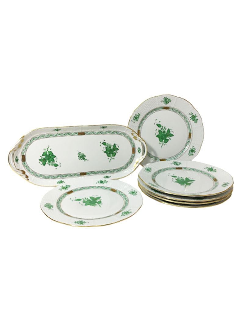 20ième siècle Plateau en porcelaine Herend « Bouquet Chinois Apponyi Green » avec 6 assiettes en vente