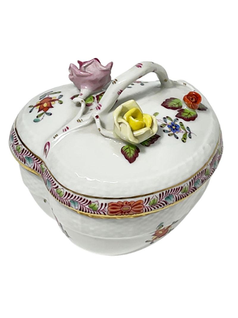 Herend-Porzellan „Chinesischer Blumenstrauß Apponyi Multi-color“ Herzförmiger Bonbonniere in Herzform (Ungarisch) im Angebot