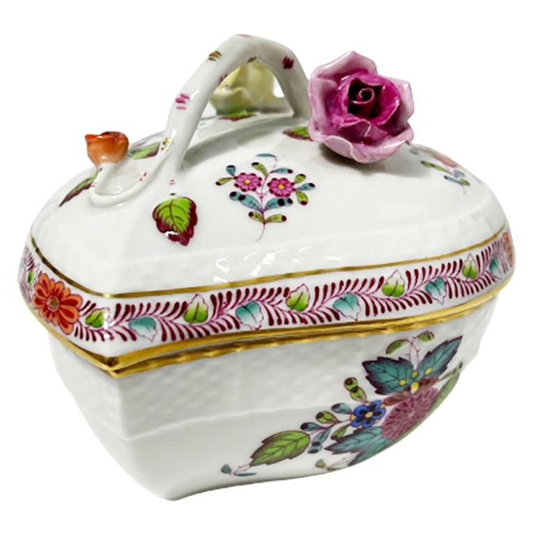 Bonbonnière en forme de coeur en porcelaine "Bouquet chinois Apponyi multicolore" Herend en vente
