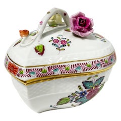 Bombonera de porcelana Herend "Ramo chino Apponyi multicolor" en forma de corazón