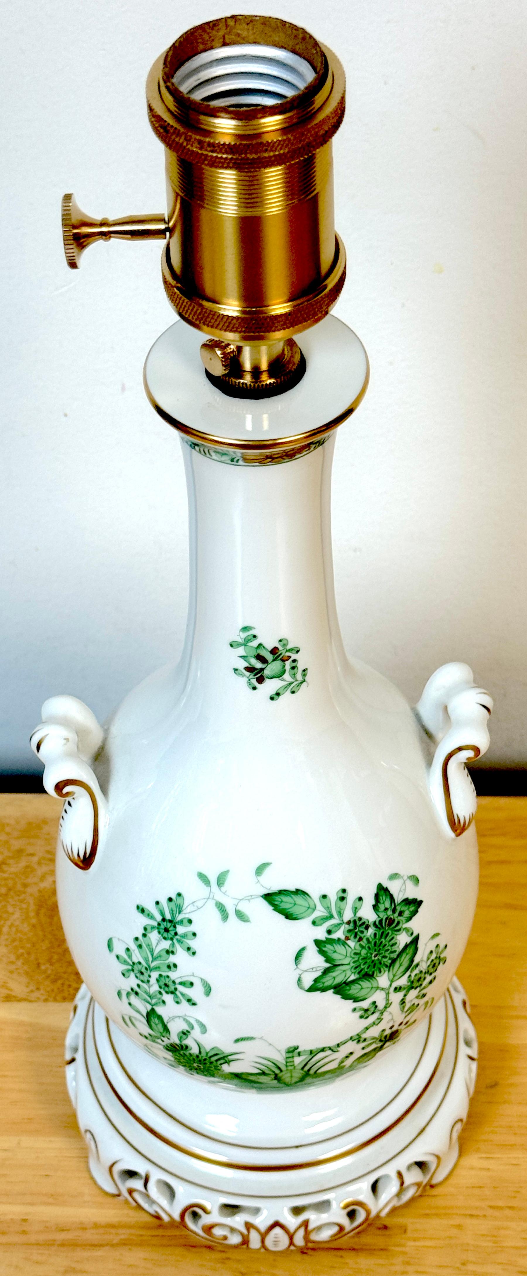 Herend Porzellan 'Chinese Bouquet-Green' Tischlampe
Ungarn, 20. Jahrhundert

Diese atemberaubende Tischlampe aus Herend-Porzellan, die im 20. Jahrhundert in Ungarn hergestellt wurde, zeigt das begehrte Muster 