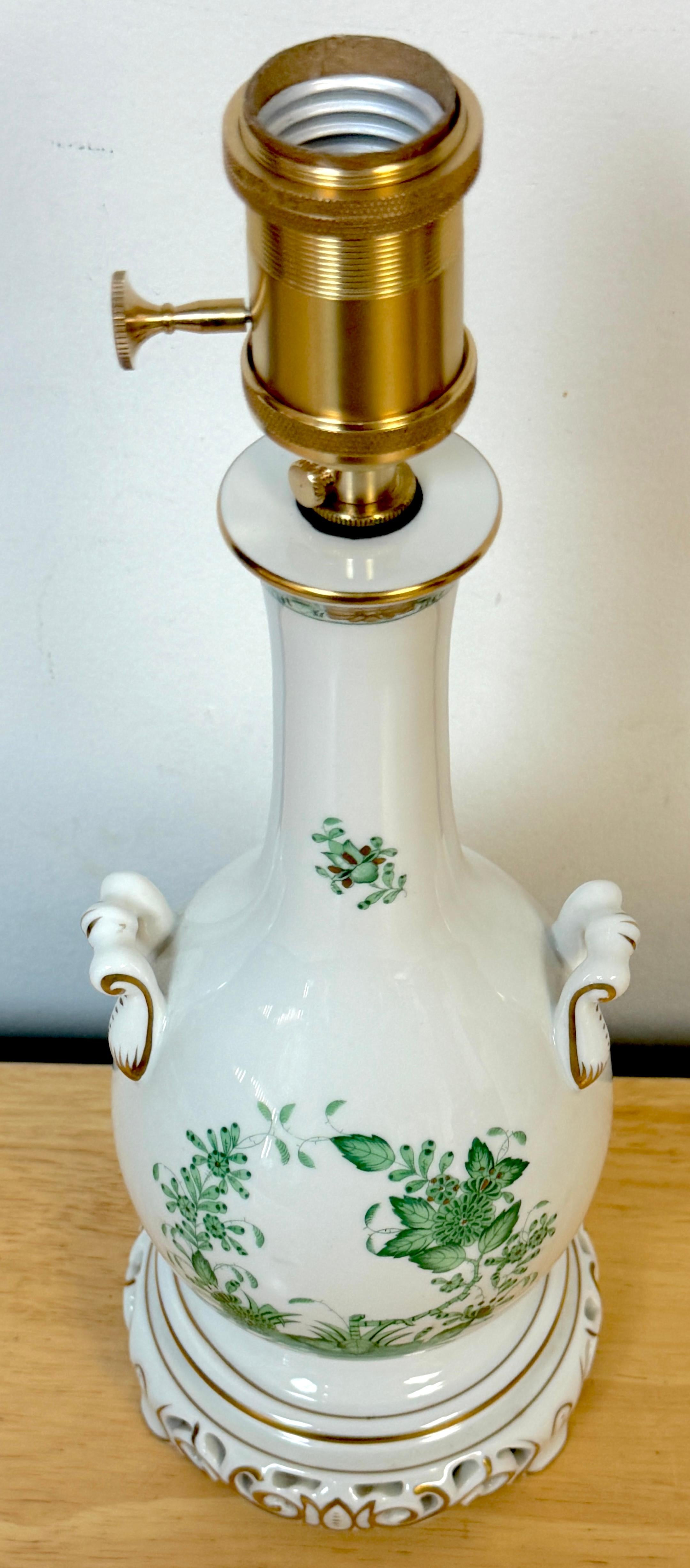 Tischlampe „Chinesisches Bouquet-Grün“ aus Porzellan von Herend (Ungarisch) im Angebot