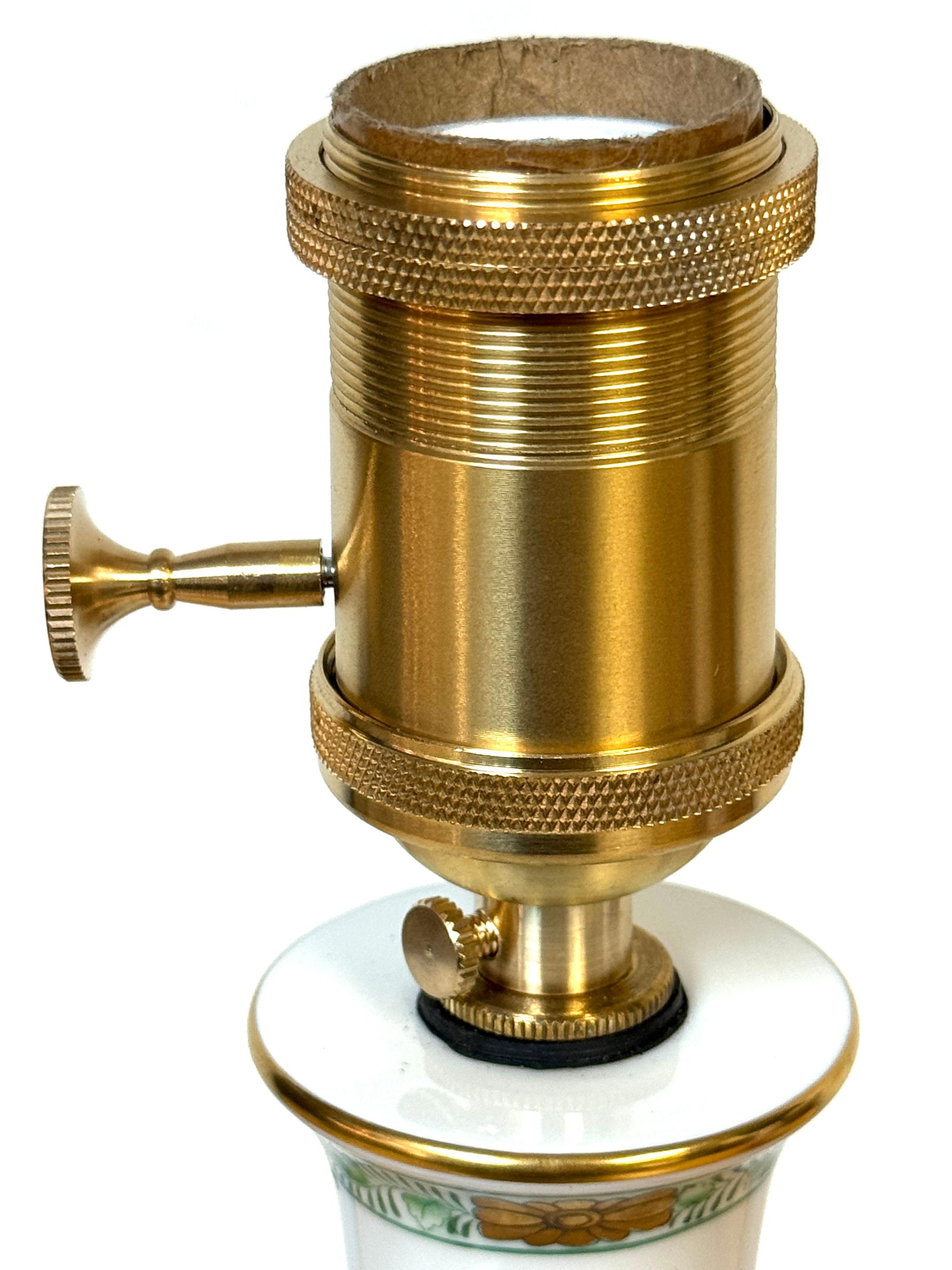 Tischlampe „Chinesisches Bouquet-Grün“ aus Porzellan von Herend (Handbemalt) im Angebot