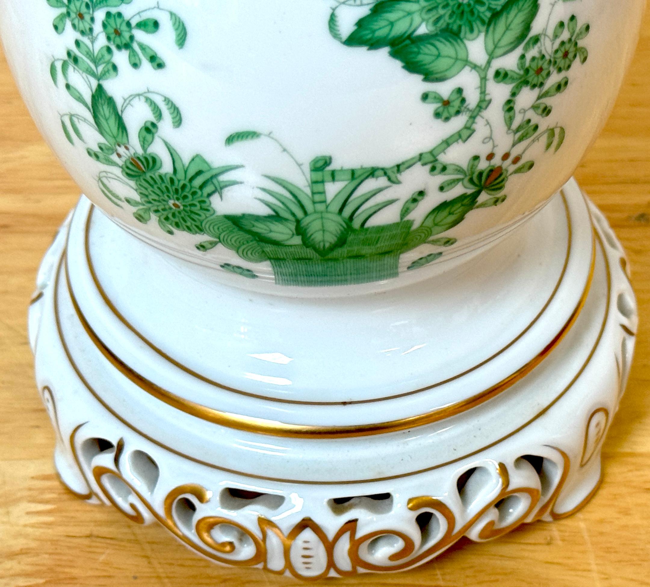 Tischlampe „Chinesisches Bouquet-Grün“ aus Porzellan von Herend (20. Jahrhundert) im Angebot