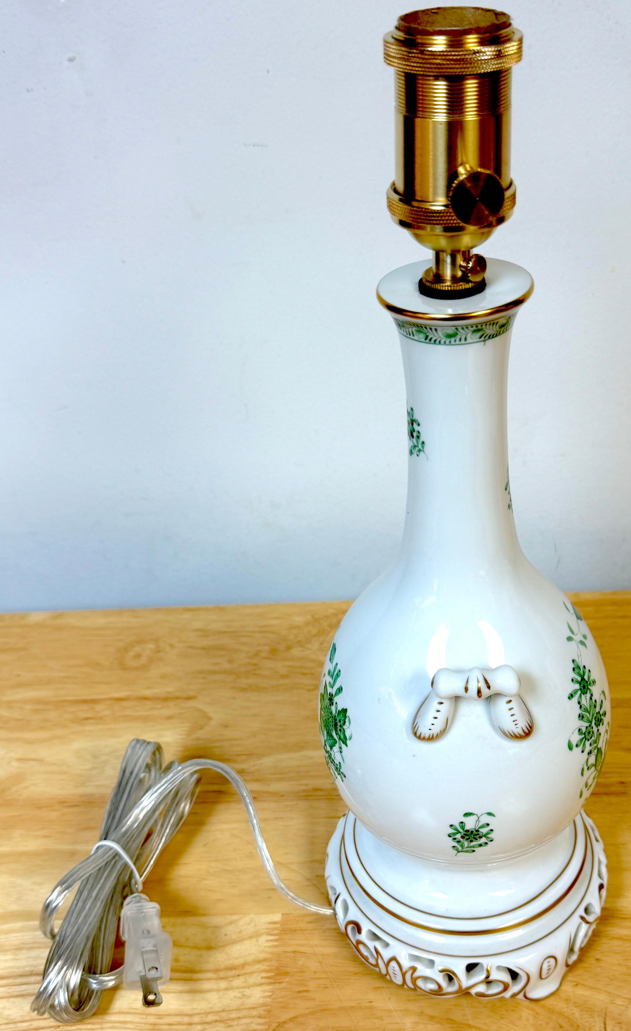 Tischlampe „Chinesisches Bouquet-Grün“ aus Porzellan von Herend (Messing) im Angebot