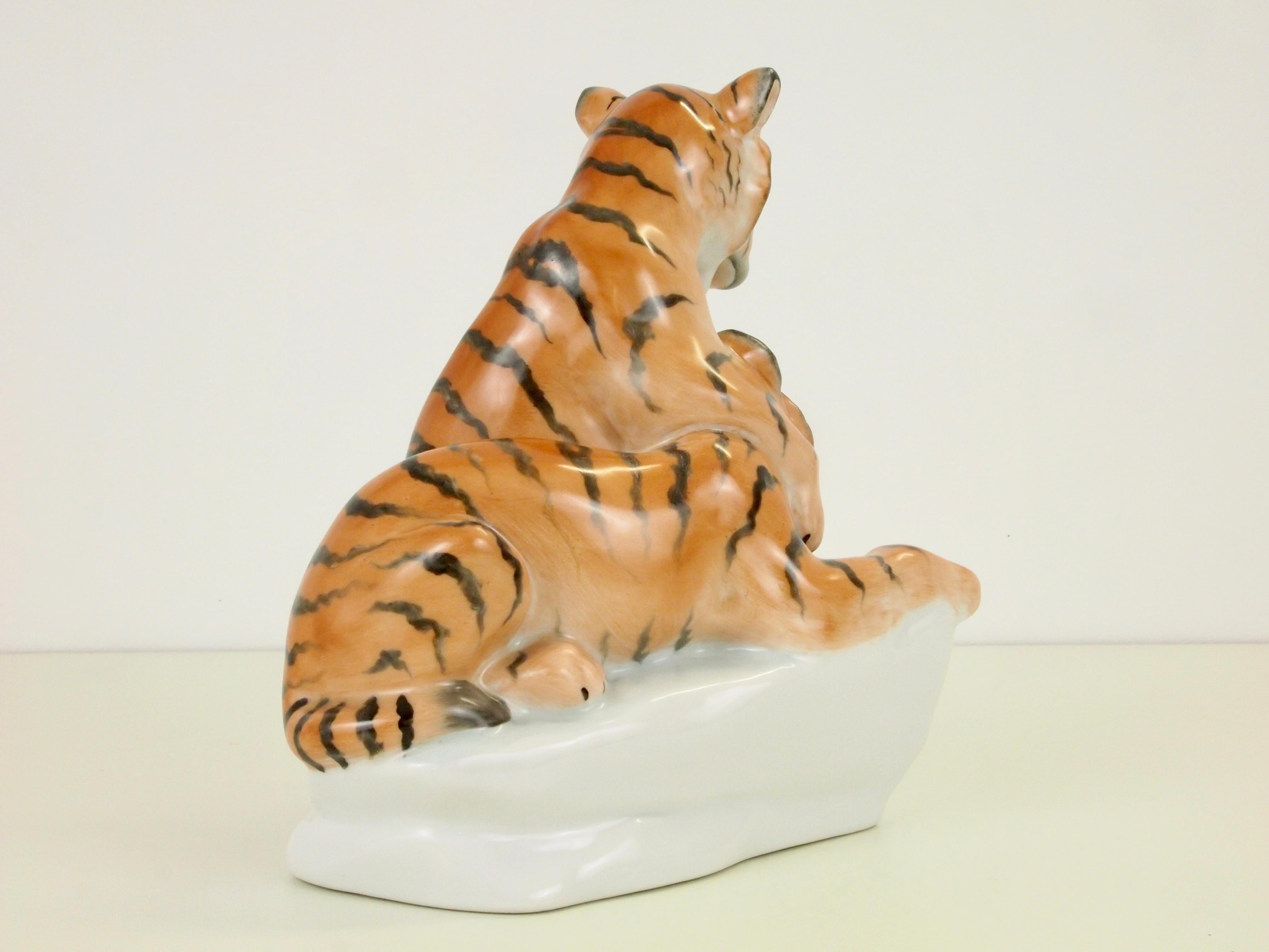 Herend Porcelain Figurine Depicting 2 Tiger Cubs In Good Condition For Sale In Hilversum, Noord Holland