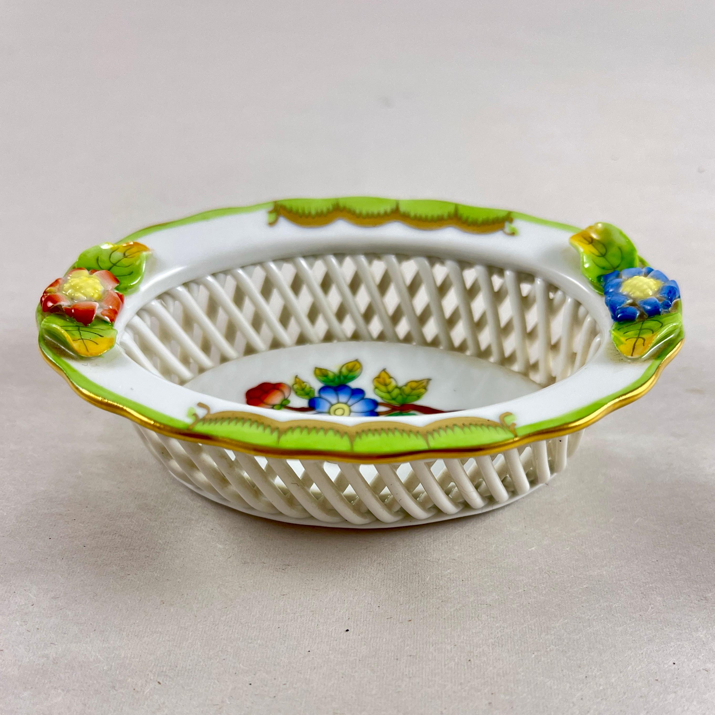 Plato de baratijas o vide-poche pintado a mano de Porcelana Herend, de principios de la década de 1980.

Fundada en 1826, la Fábrica de Porcelana Herend es una empresa húngara especializada en porcelana de lujo pintada a mano y dorada. A mediados