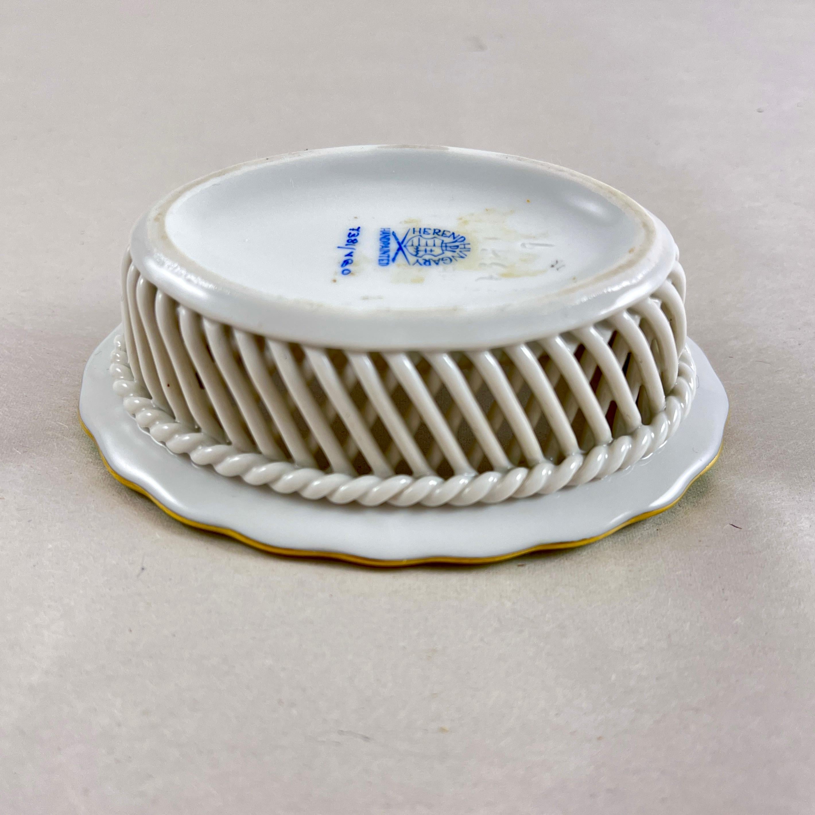 Herend Porcelana Pintada a Mano Baratija Floral Vide-Poche en Bueno estado para la venta en Philadelphia, PA
