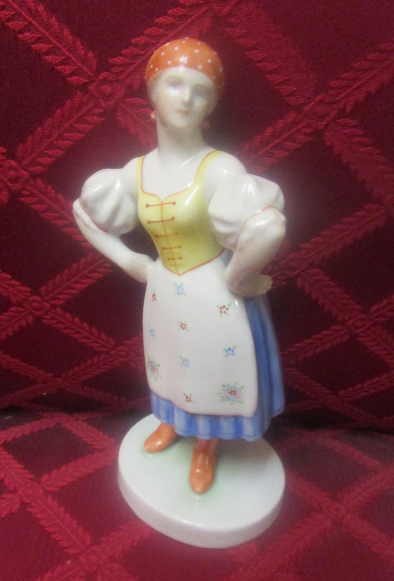 Figurine de paysan folklorique hongroise vintage en porcelaine Herend en vente 3