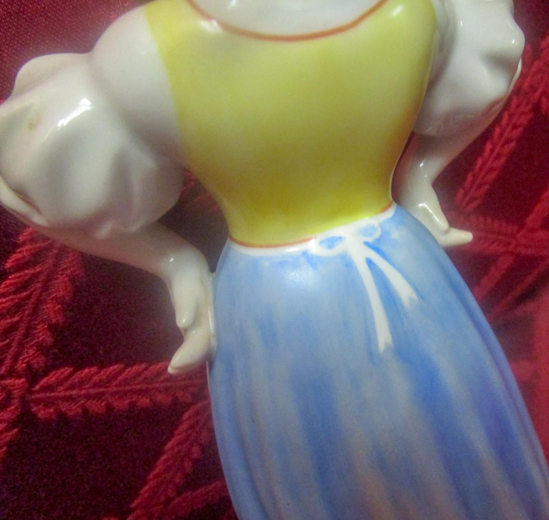 Herend Porcelain Hungarian Vintage Folk Peasant Figurine In Excellent Condition For Sale In Savannah, GA