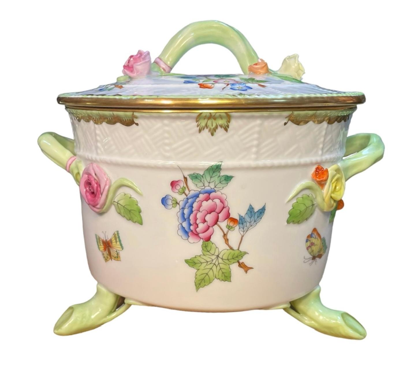 Caja de galletas con tapa de porcelana Herend con motivo de la reina Victoria en venta 2