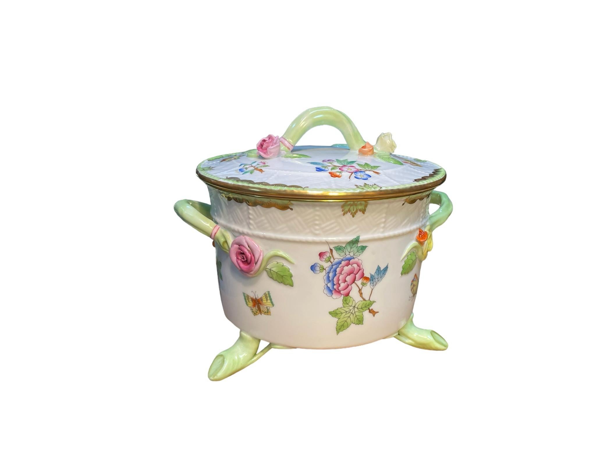 Caja de galletas con tapa de porcelana Herend con motivo de la reina Victoria en venta 4