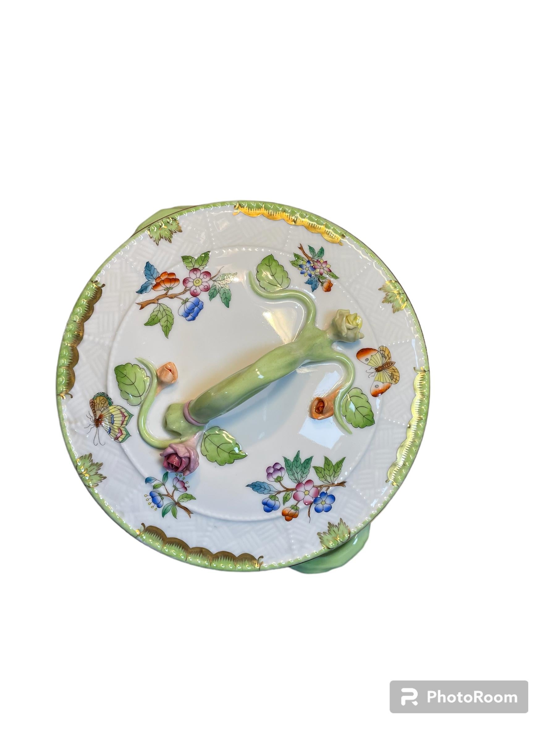 Caja de galletas con tapa de porcelana Herend con motivo de la reina Victoria Victoriano en venta