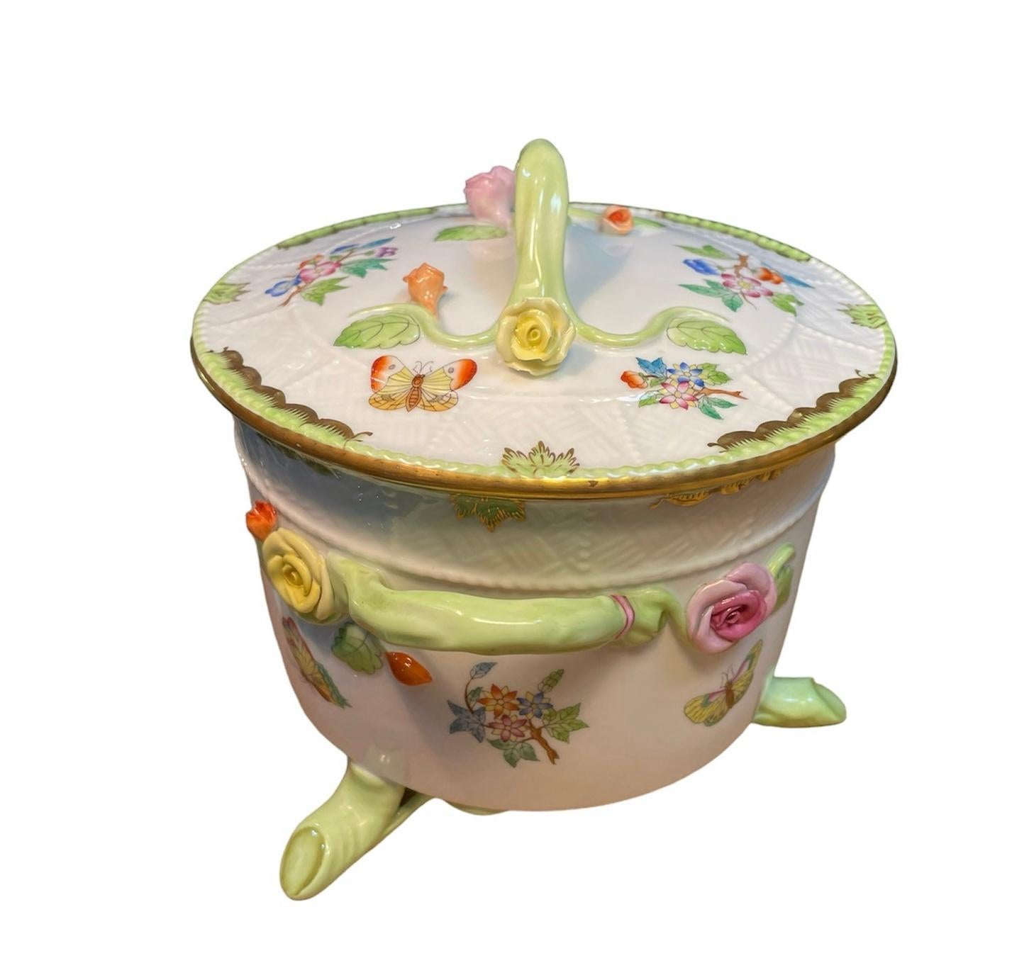 Herend Porcelain Queen Victoria Pattern Lidded Biscuit Box In Good Condition For Sale In Guaynabo, PR