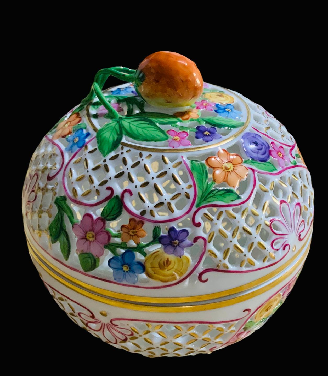 Herend Porcelain Reticulated Potpourri / Bombonniere Lidded Box In Good Condition For Sale In Guaynabo, PR