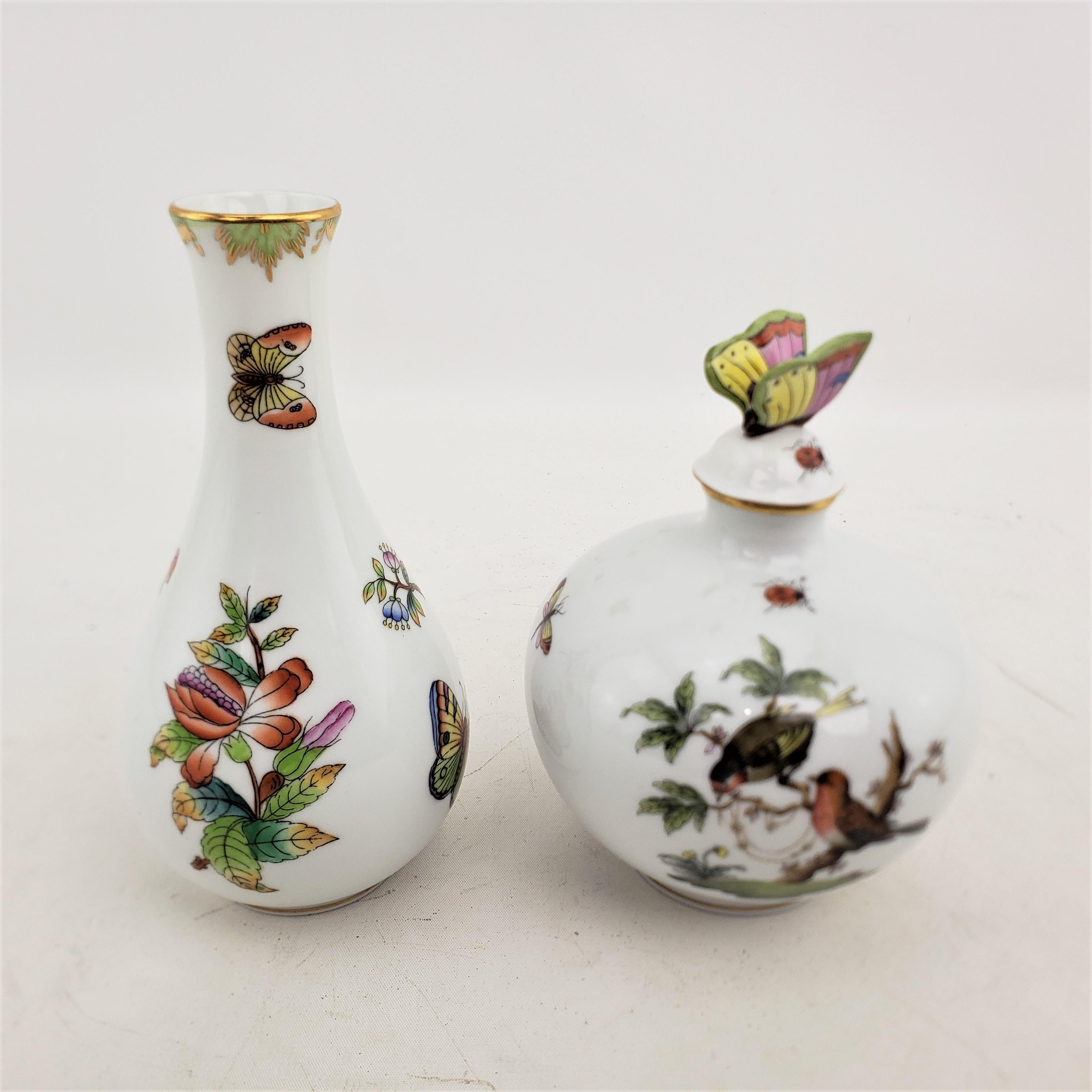Parfümflasche & Königin Victoria Vase aus Porzellan mit Rothschild-Vogeln, Paar (Ungarisch) im Angebot