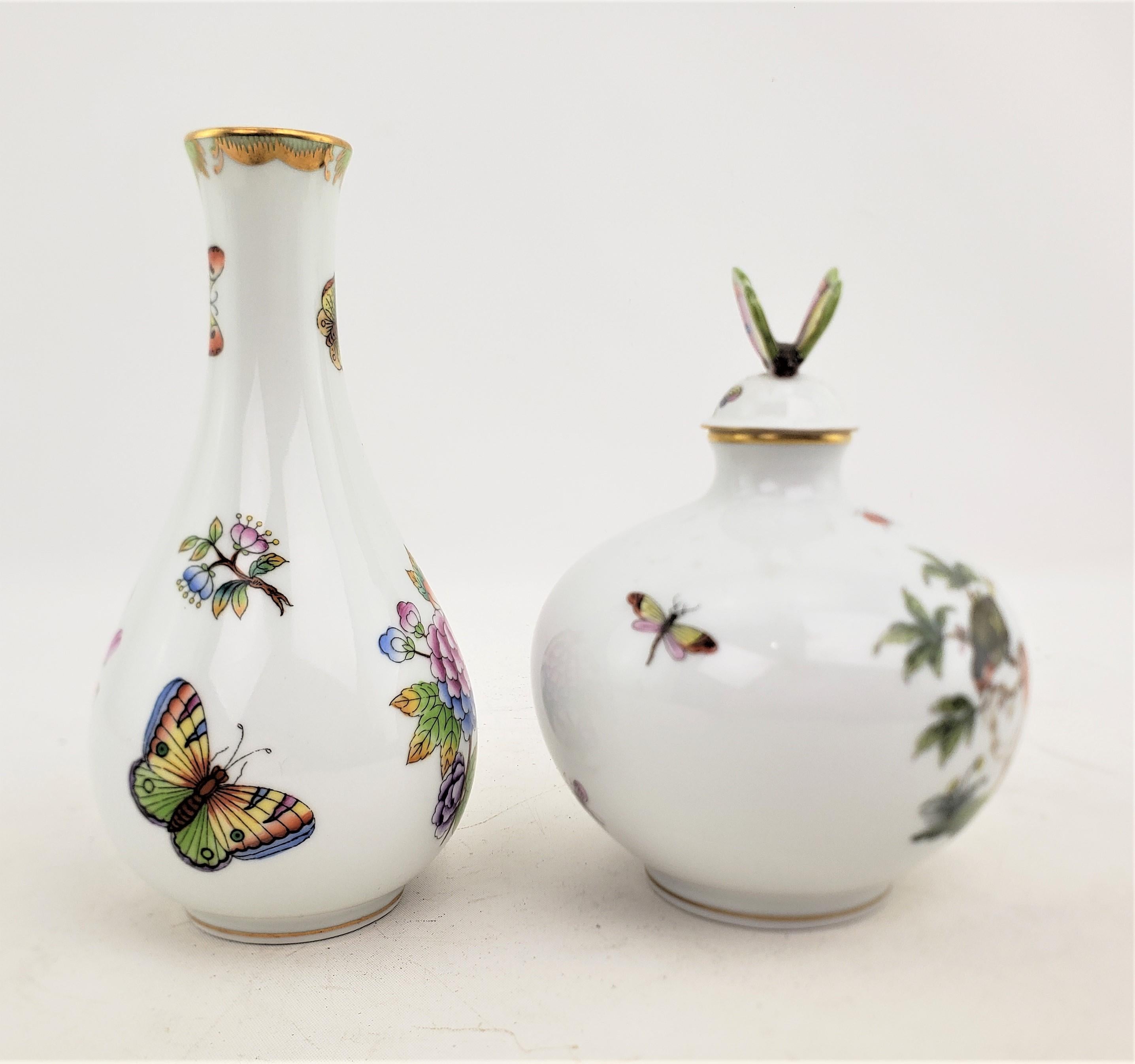 Herend Porcelain Rothschild Birds Perfume Bottle & Queen Victoria Vase Pairing In Good Condition For Sale In Hamilton, Ontario
