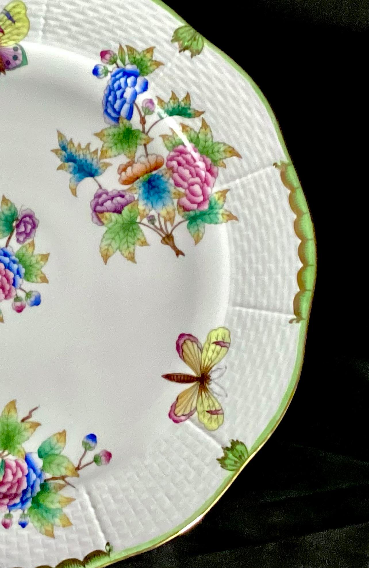Moderno Piatto rotondo Queen Victoria da 12 pollici di Herend in vendita