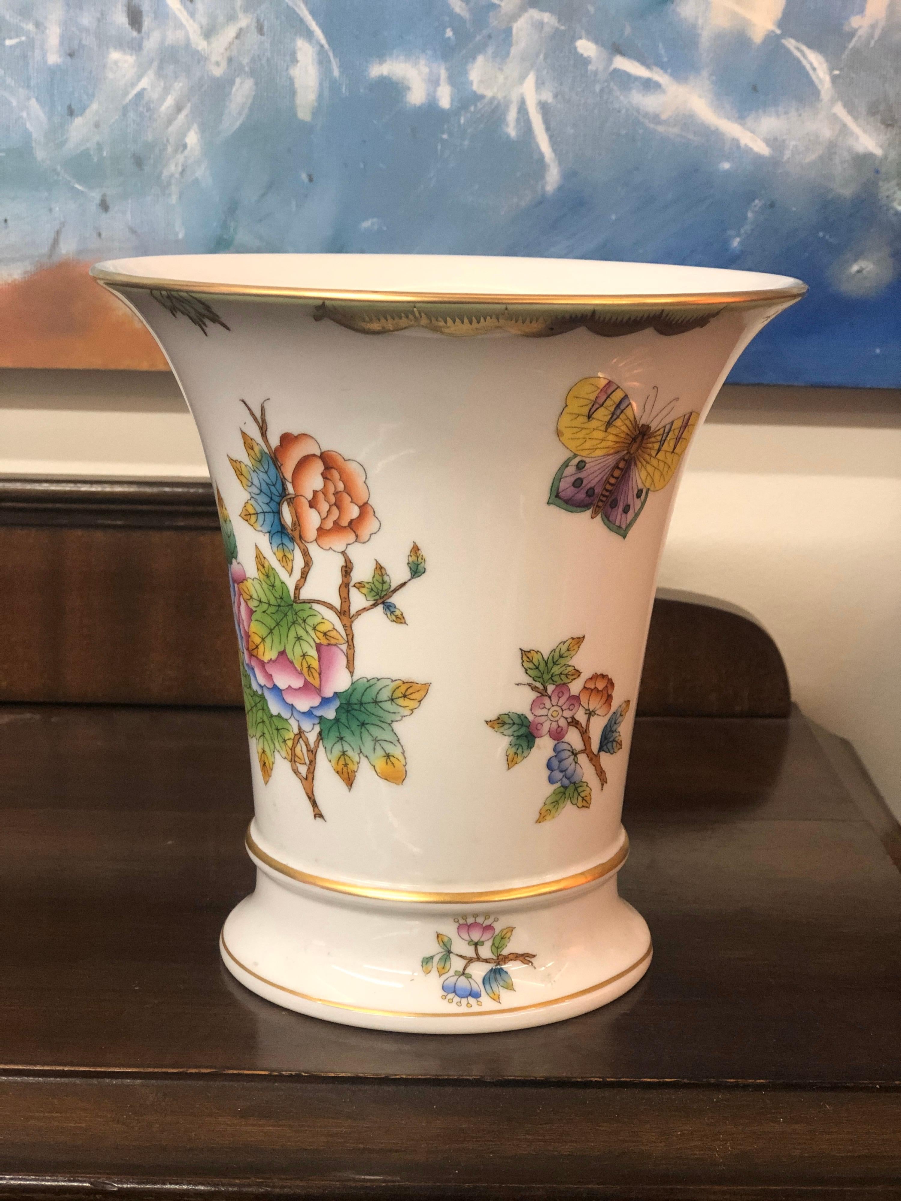 Vintage Herend Queen Victoria vase made in hand painted Fine porcelain.
Excellent condition.
Hungary, circa 1940.