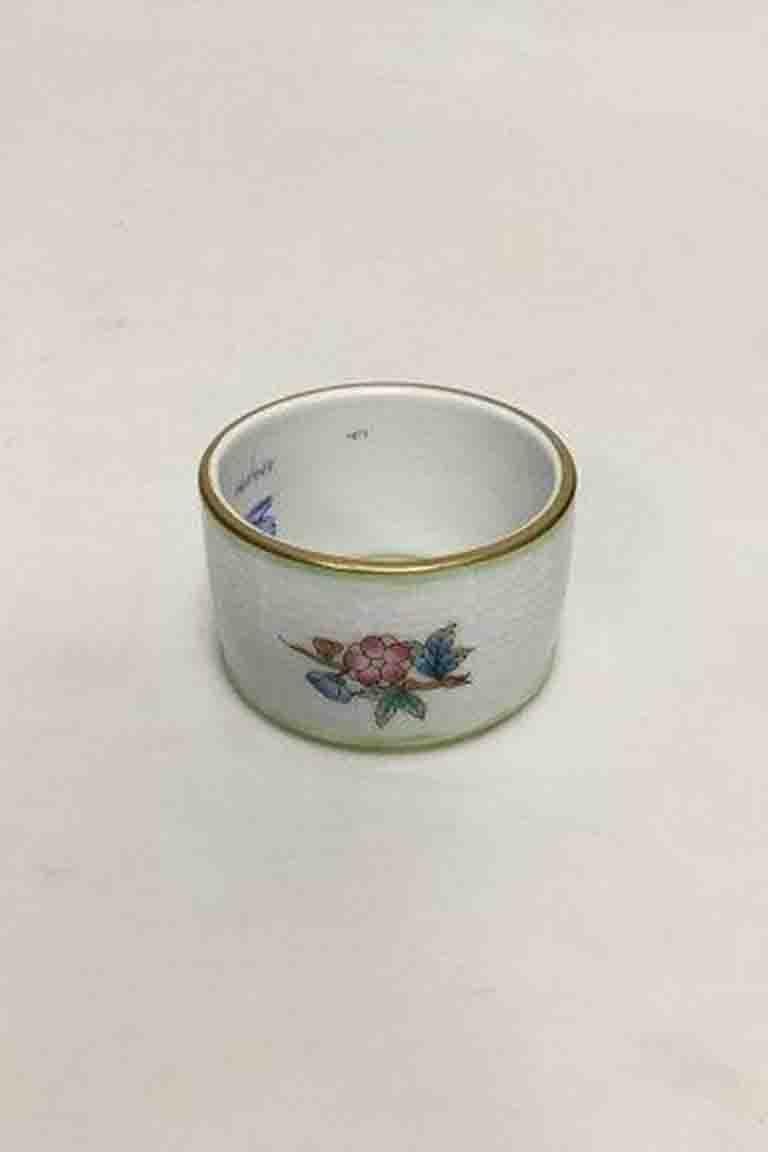 Herend Queen Victoria green Napkin Ring No 270VBO.

Measures 3.5 cm / 1 3,8 in. x 5.6 cm / 2 13/64 in.