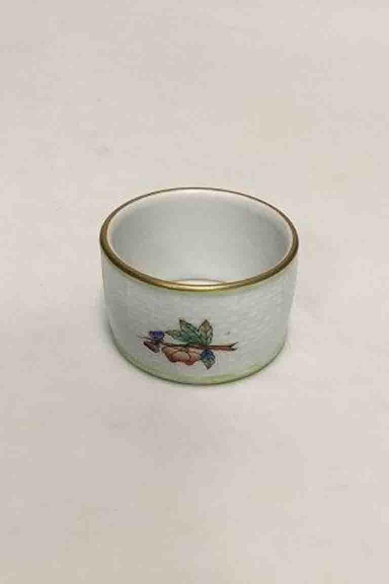 Herend Queen Victoria green napkin ring no 270VBO.

Measures 3.5 cm / 1 3,8 in. x 5.6 cm / 2 13/64 in.