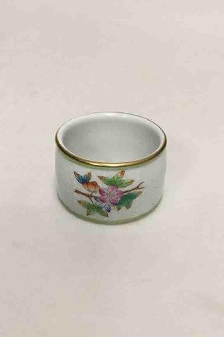 Herend Queen Victoria green Napkin Ring No 270VBO.

Measures 3.5 cm / 1 3,8 in. x 5.6 cm / 2 13/64 in.