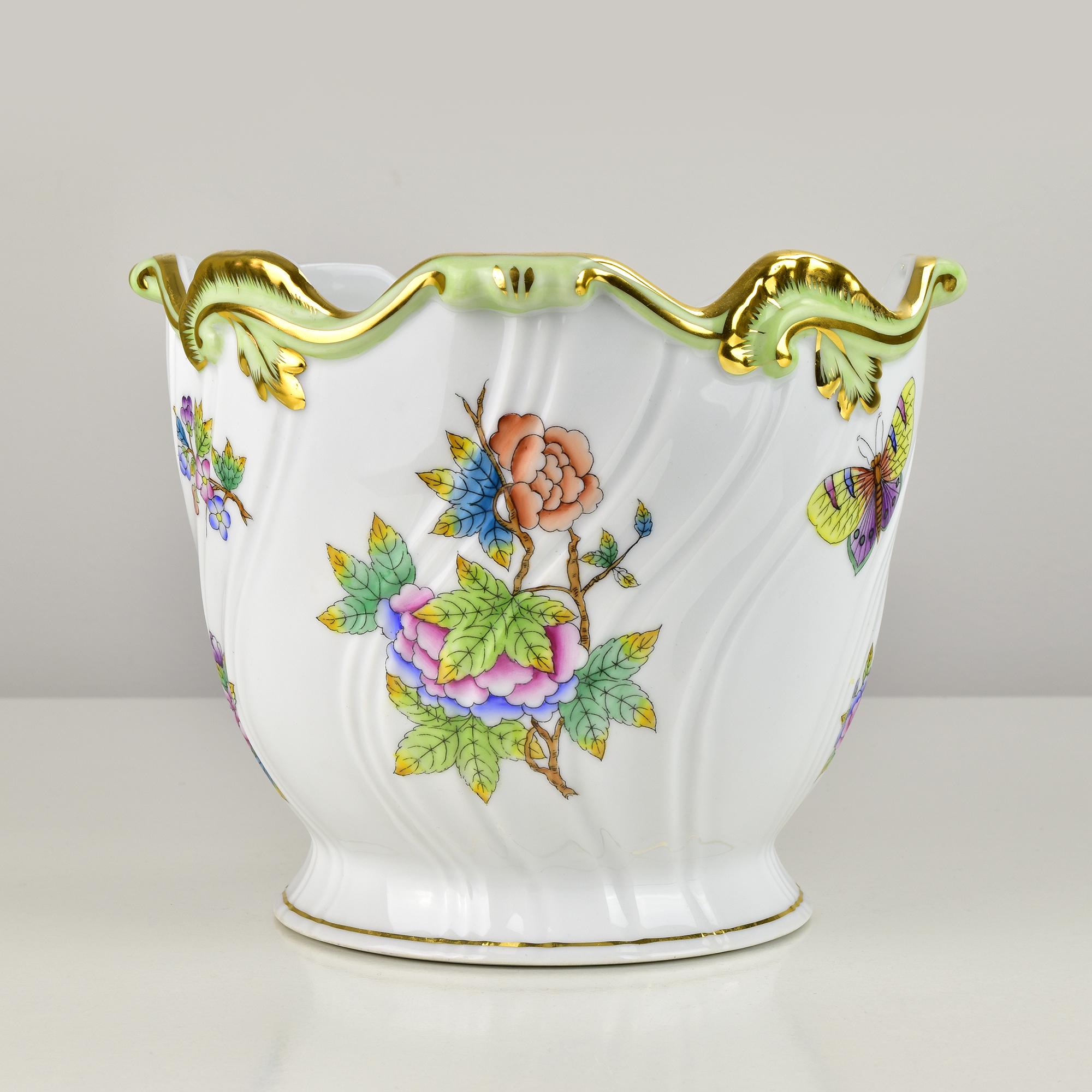 Herend Queen Victoria Übertopf aus Porzellan mit grünem Rand und vergoldetem Rokoko-Rand (Ungarisch) im Angebot