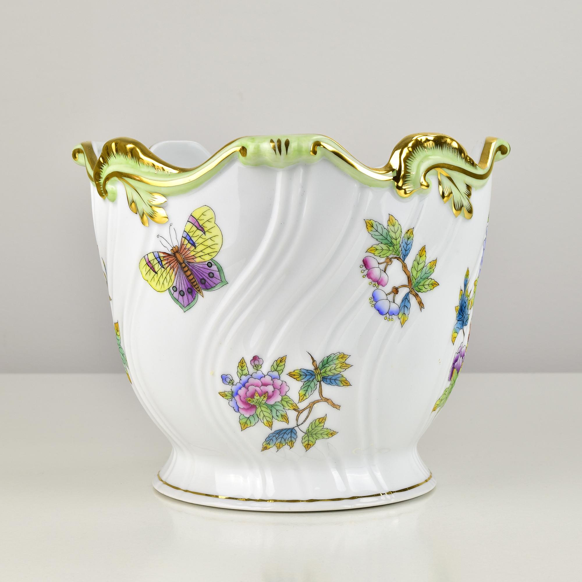 Herend Queen Victoria Übertopf aus Porzellan mit grünem Rand und vergoldetem Rokoko-Rand (Glasiert) im Angebot