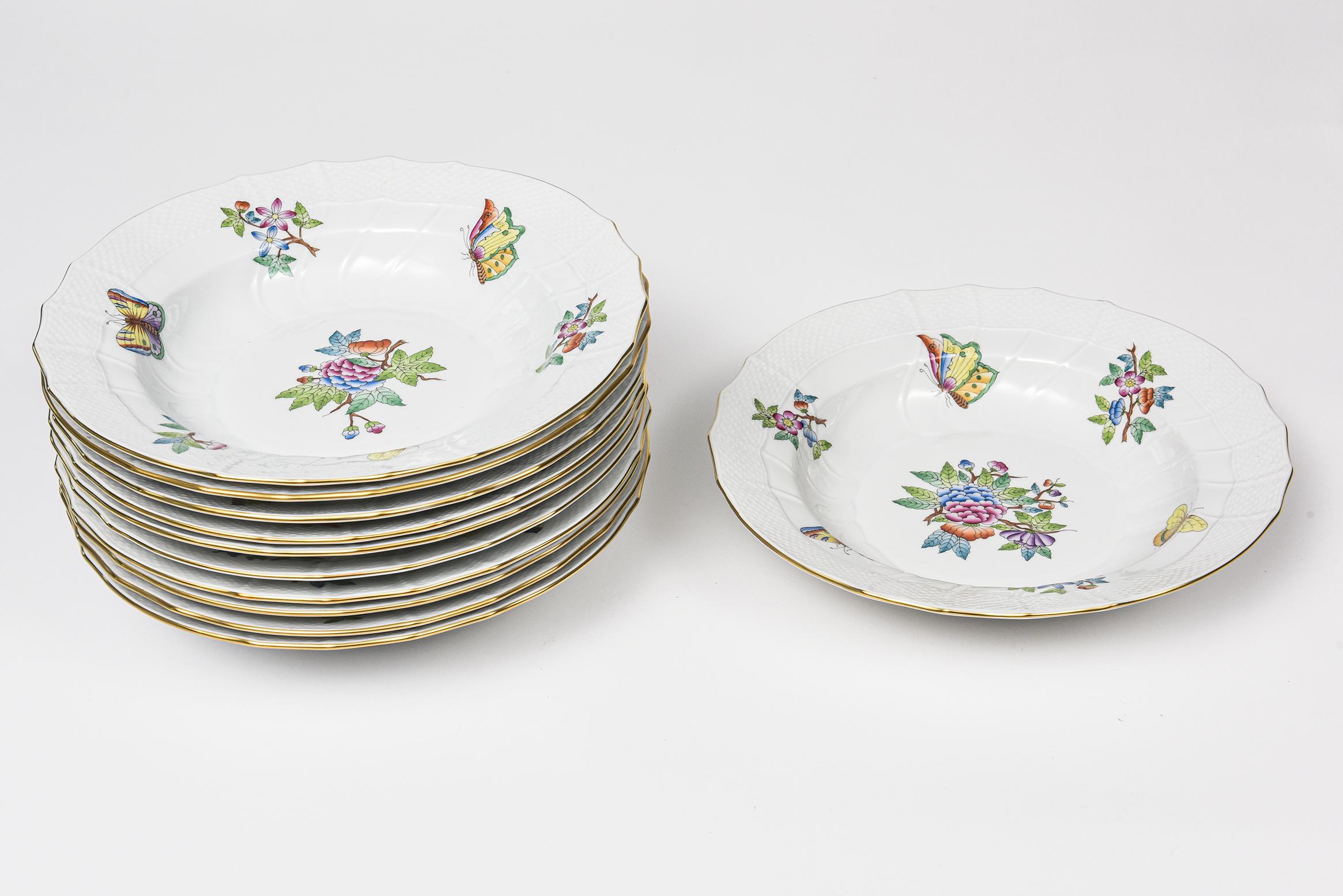 Herend Queen Victoria Older Version Dinner China Set for 11 Plus '70 Pieces' (Service de vaisselle pour 11 personnes et plus) en vente 11