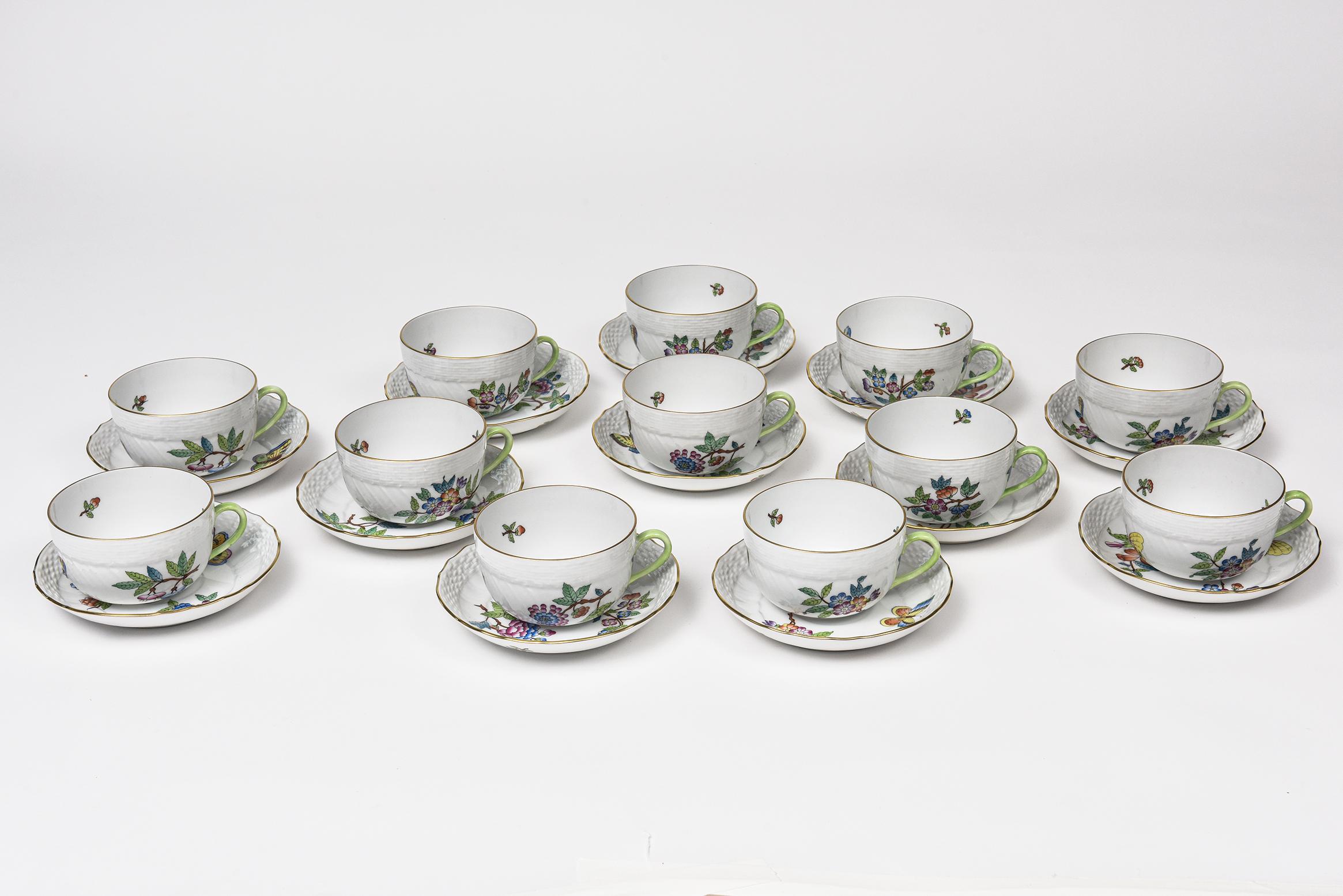 Herend Queen Victoria Older Version Dinner China Set for 11 Plus '70 Pieces' (Service de vaisselle pour 11 personnes et plus) en vente 13