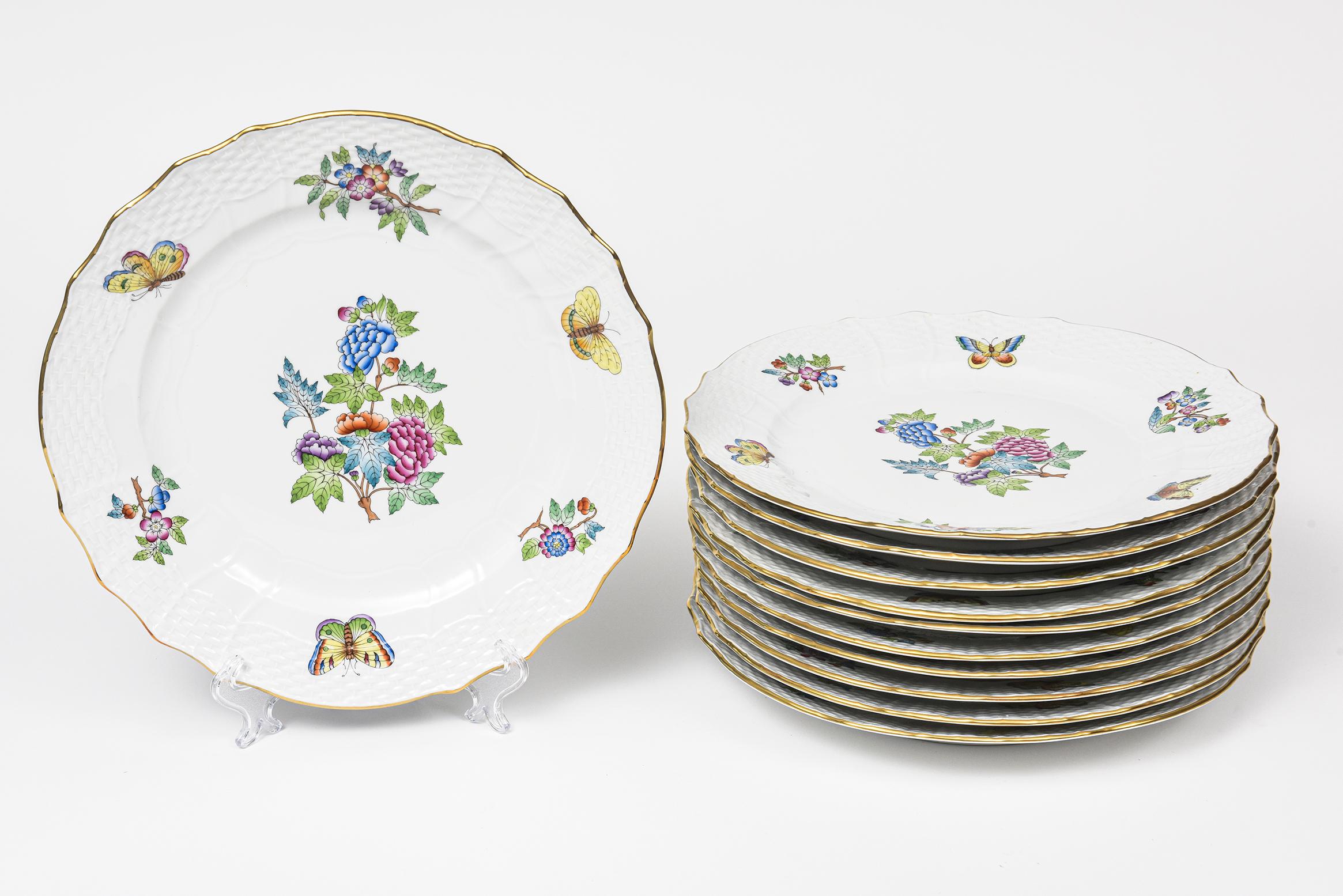 Herend Queen Victoria Older Version Dinner China Set for 11 Plus '70 Pieces' (Service de vaisselle pour 11 personnes et plus) en vente 14