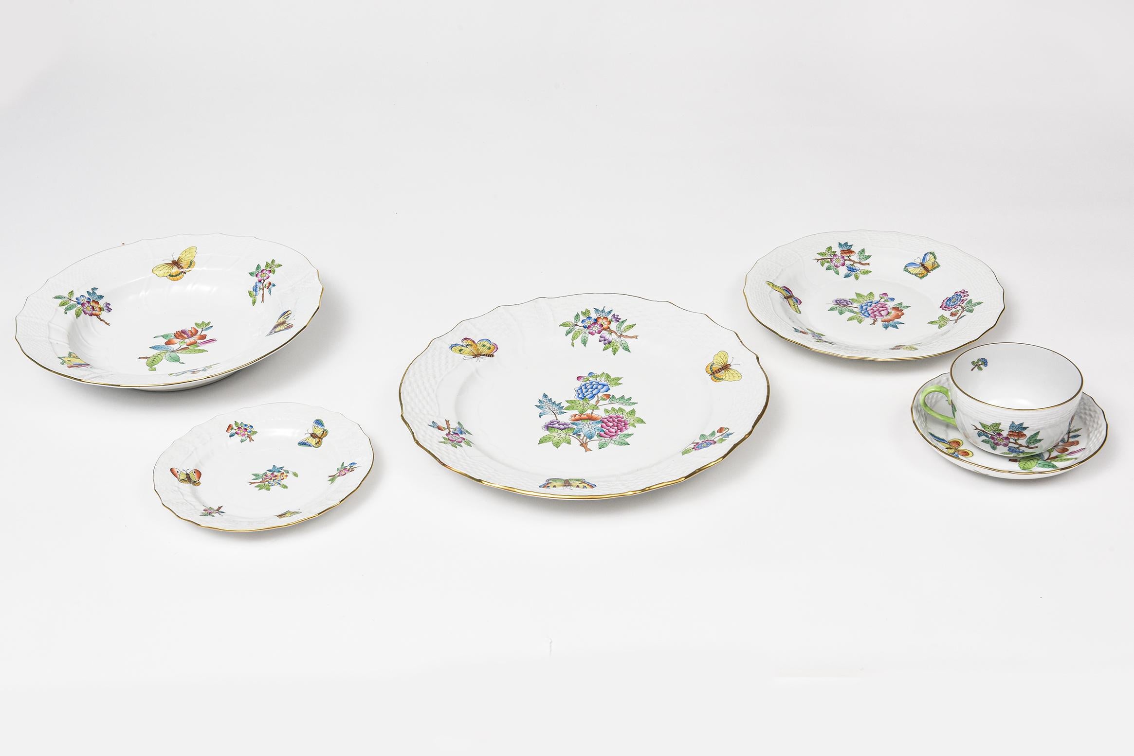 Hongrois Herend Queen Victoria Older Version Dinner China Set for 11 Plus '70 Pieces' (Service de vaisselle pour 11 personnes et plus) en vente