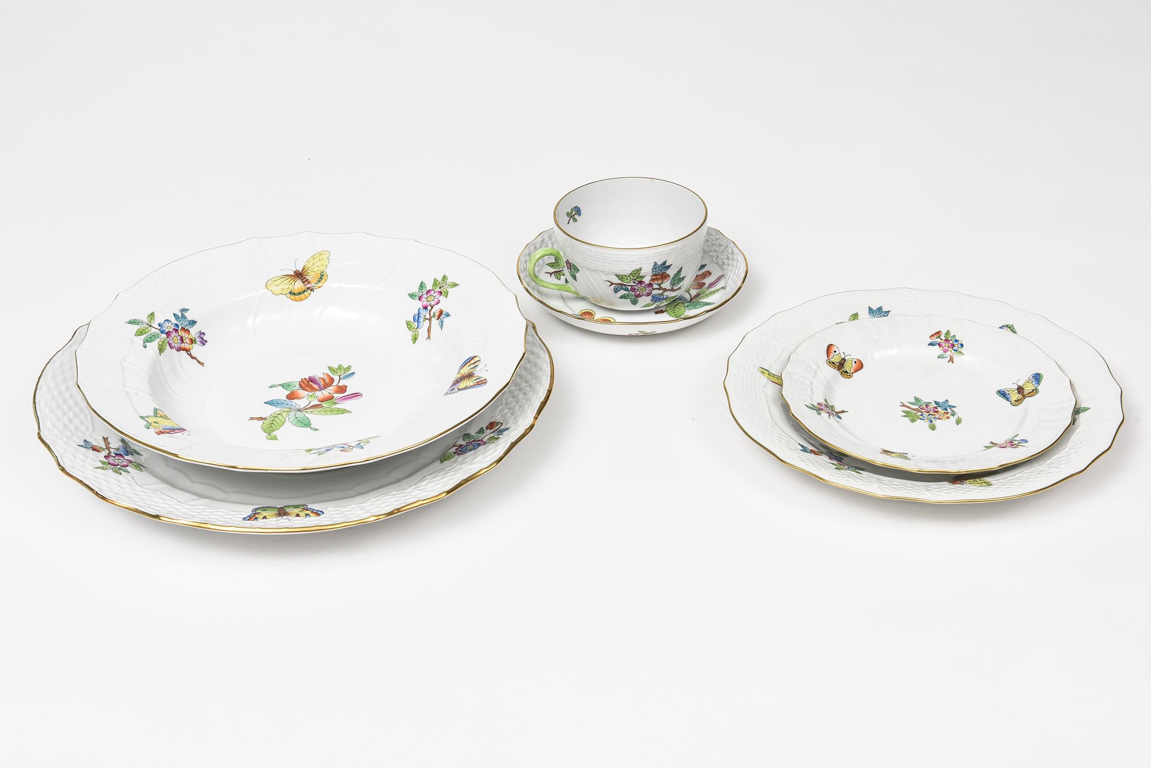 Herend Queen Victoria Older Version Dinner China Set for 11 Plus '70 Pieces' (Service de vaisselle pour 11 personnes et plus) Bon état - En vente à Miami Beach, FL