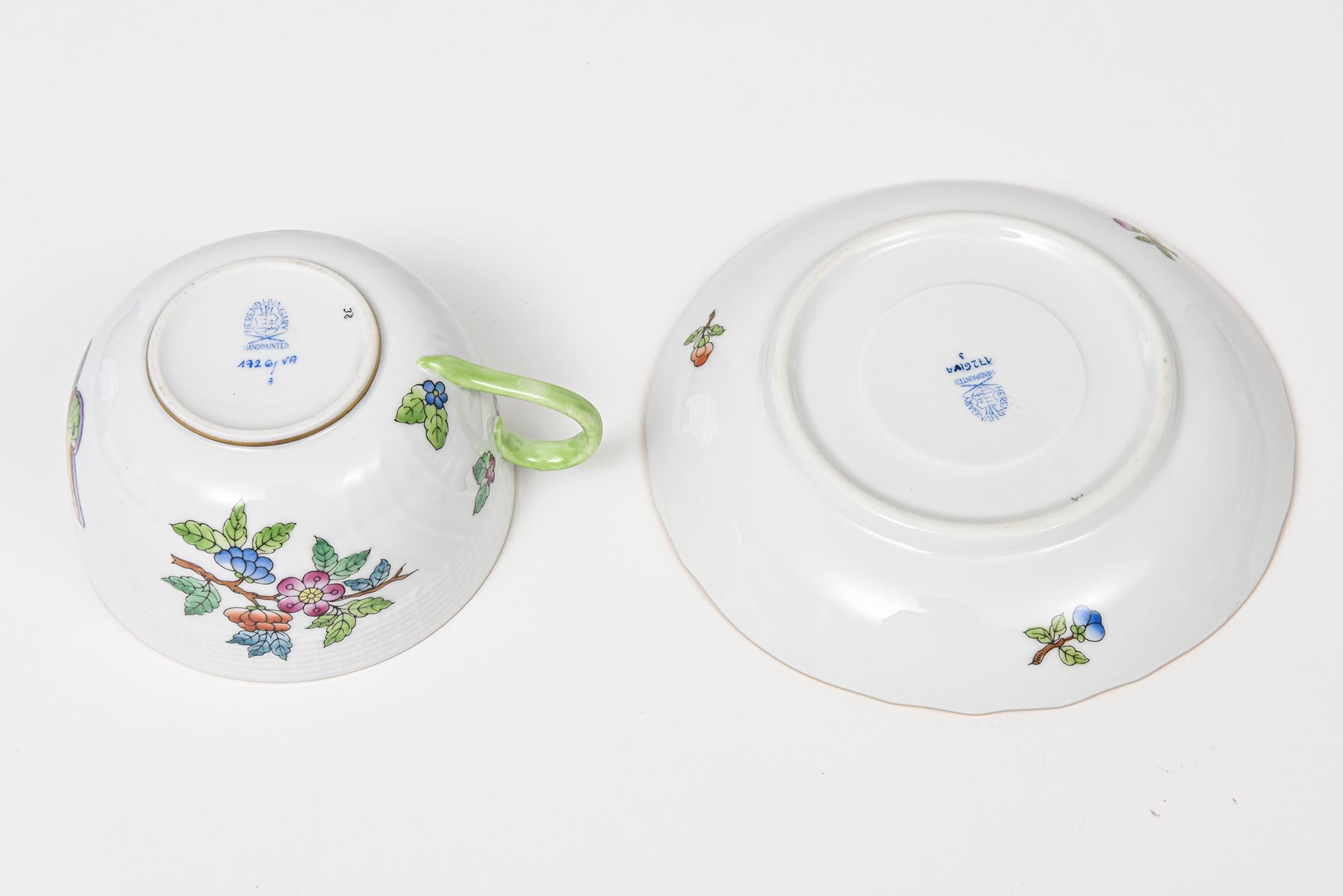 Herend Queen Victoria Older Version Dinner China Set for 11 Plus '70 Pieces' In Good Condition For Sale In Miami Beach, FL