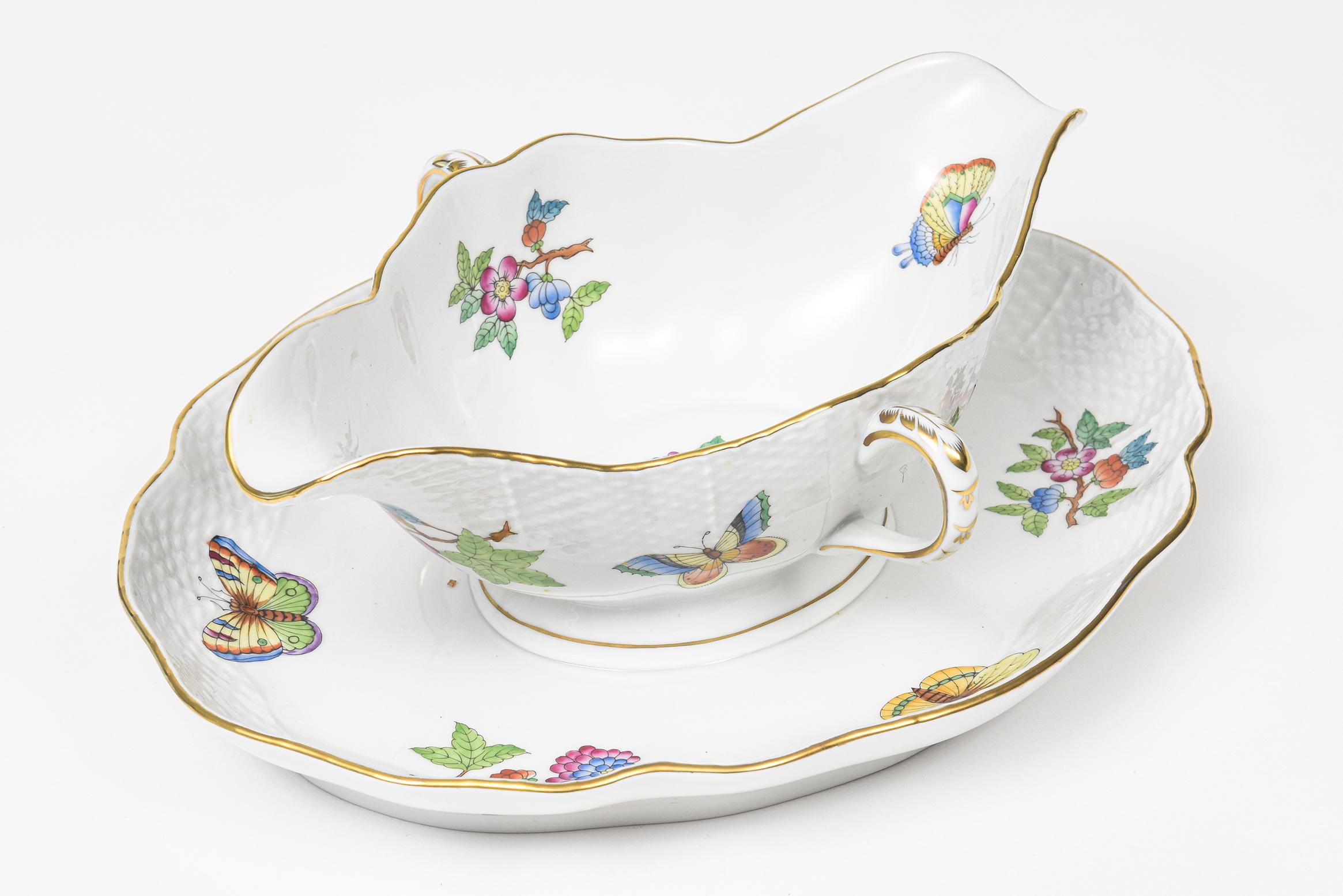 gravy boat with attached underplate