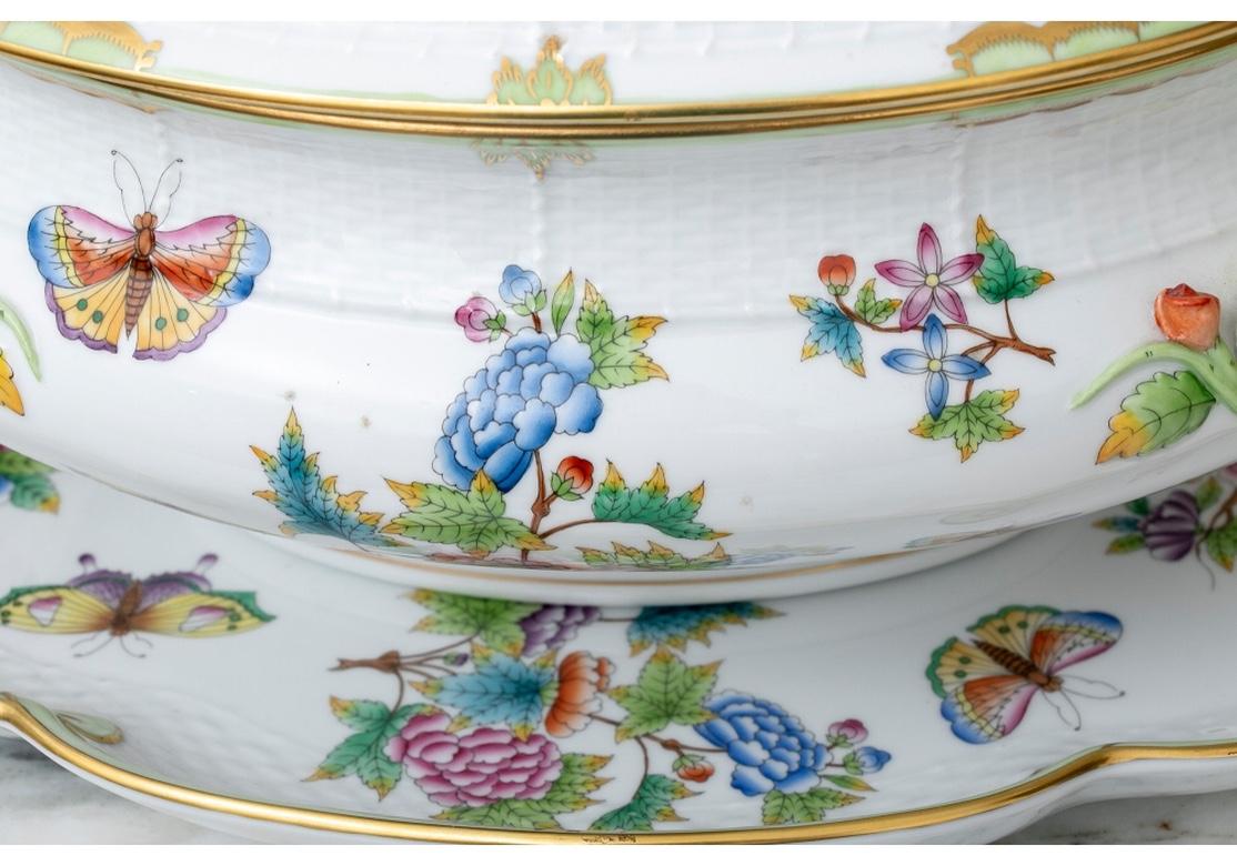 Porcelaine Soupière Herend « Reine Victoria » avec couvercle à fleuron et sous-assiette à citron en vente