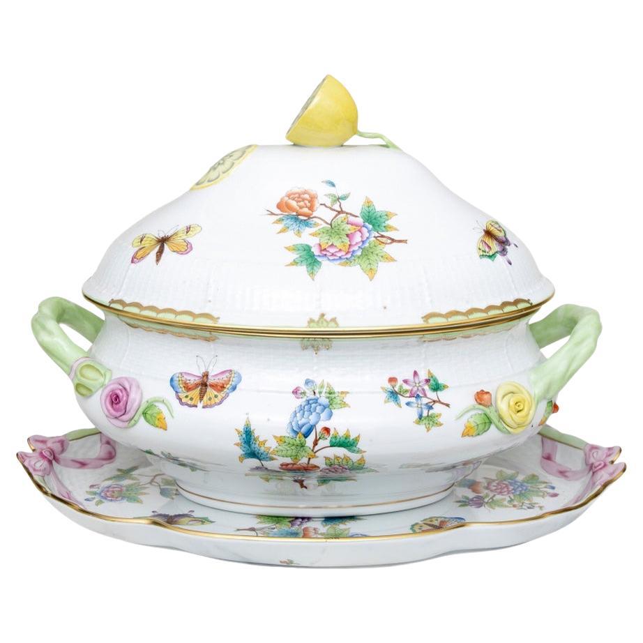 Herend "Queen Victoria" Soup Tureen with Lemon Finial Lid and Underplate For Sale