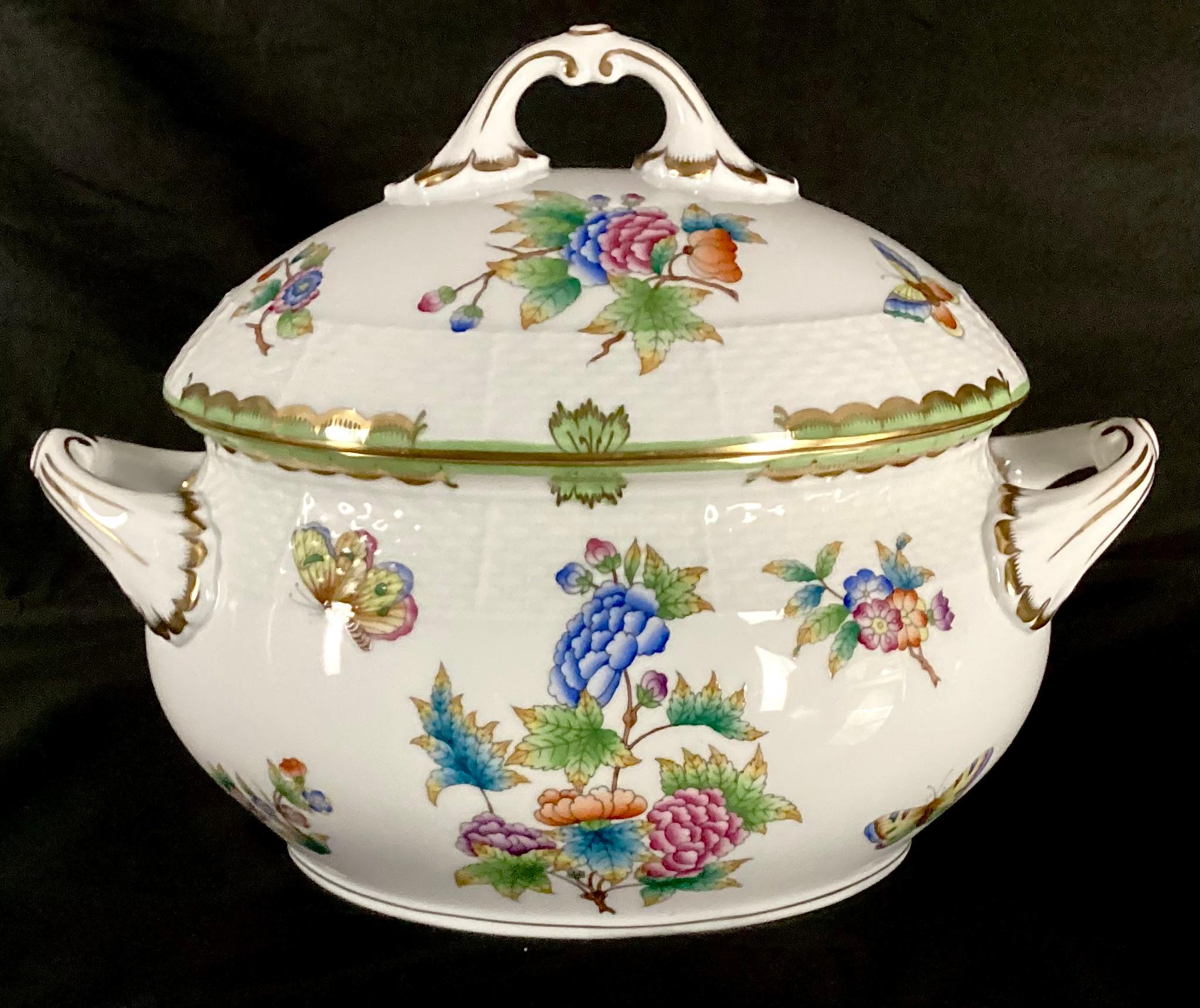 Rara zuppiera Herend Queen Victoria con coperchio e due manici. La zuppiera è dipinta a mano con farfalle e fiori su sfondo bianco e rifiniture dorate, che conferiscono al pezzo un tocco affascinante e ispirato alla natura.
 Fondata nel 1826, Herend