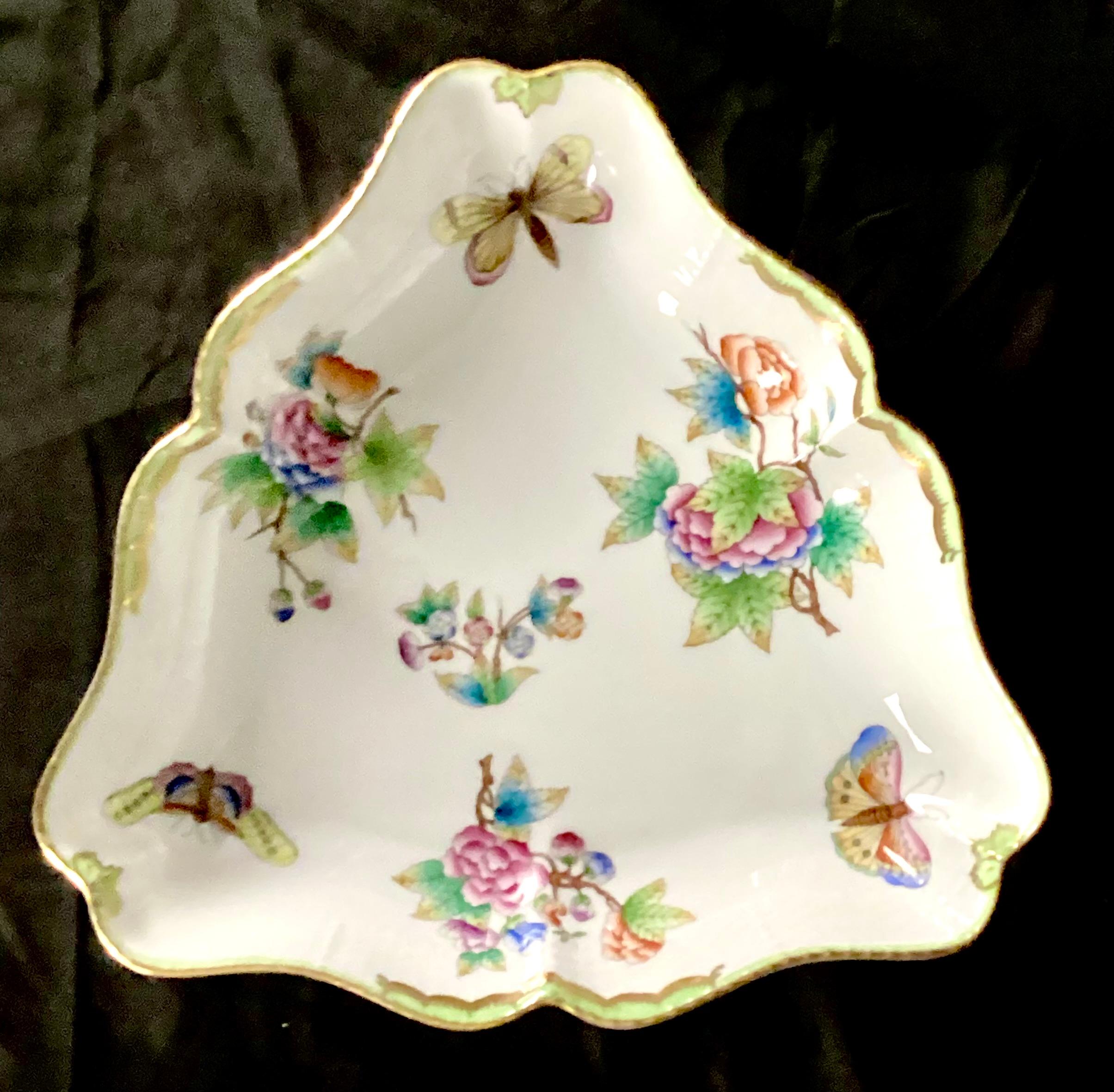 Magnifique plat triangulaire de la Reine Victoria de Herend, 2