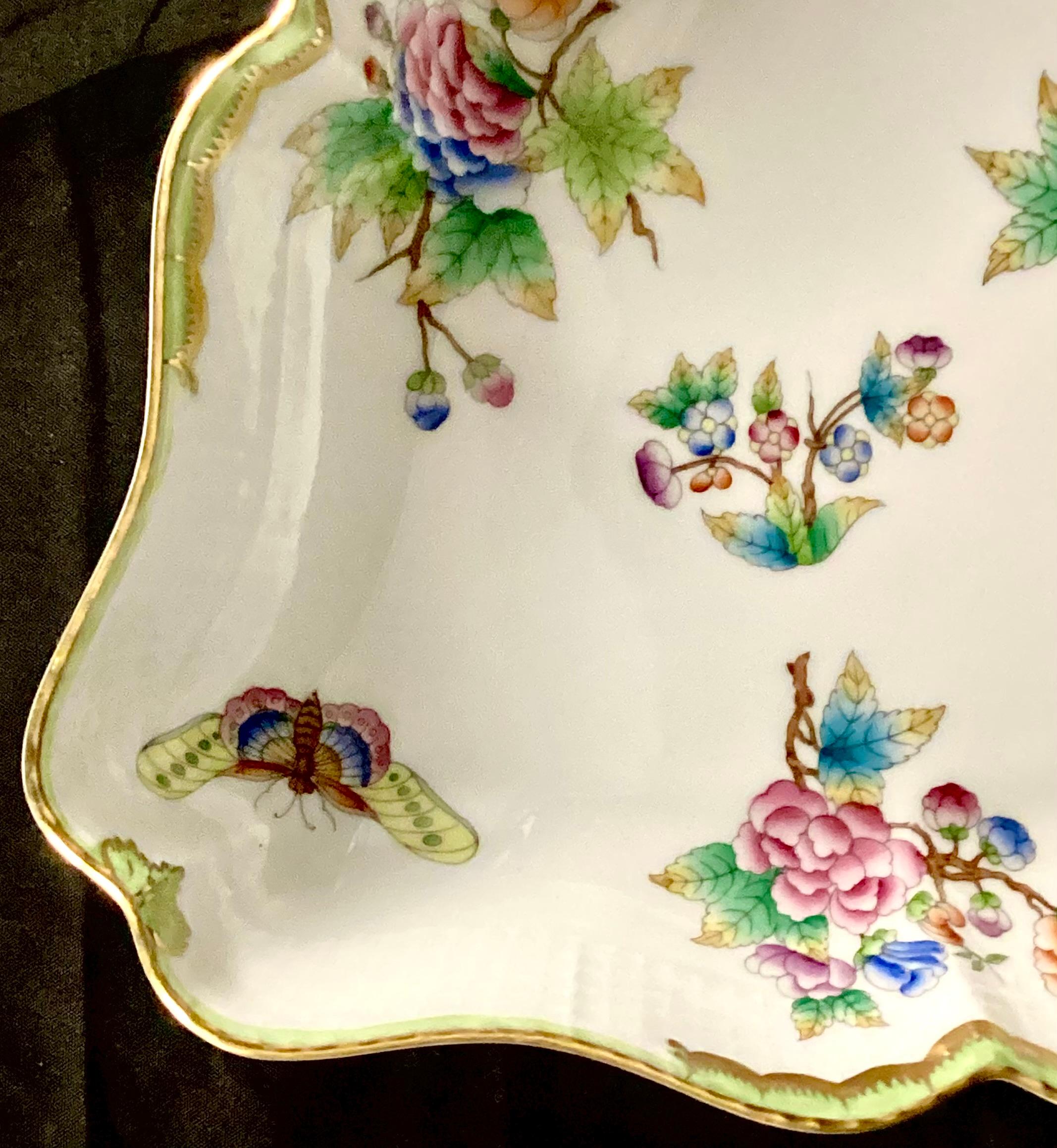 Moderne Herend Queen Victoria Plat triangulaire en vente
