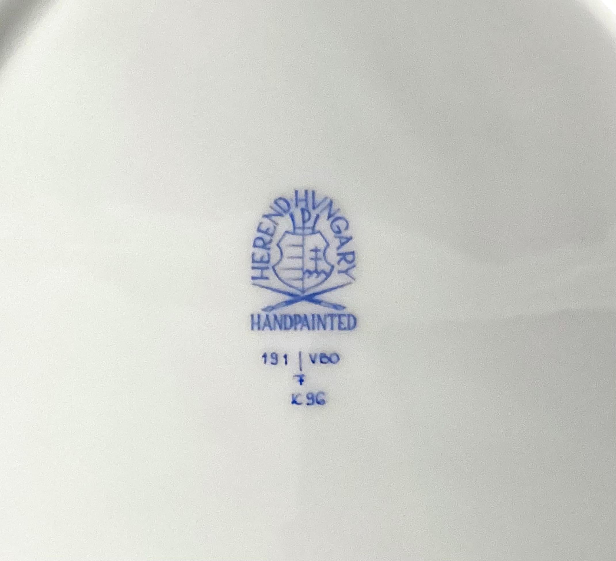 20ième siècle Herend Queen Victoria Plat triangulaire en vente