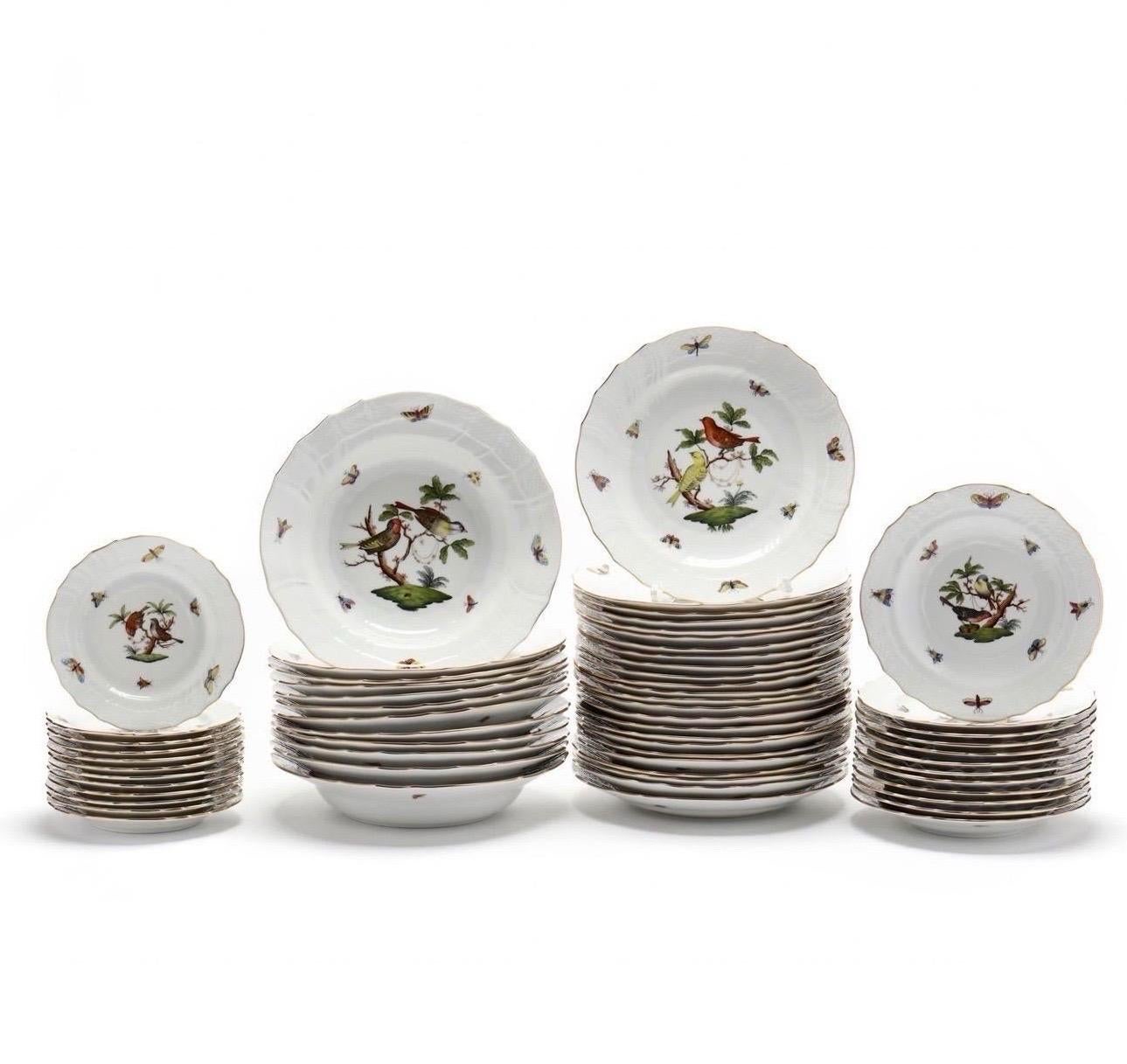 Ensemble de 60 pièces en porcelaine à motif d'oiseaux de Herend Rothschild.

Comprend les 60 (soixante) pièces suivantes :
12 assiettes à dîner, modèle 1527 (10 3/4 in.)
12 assiettes à salade/dessert, modèle 1518 (7 1/2 in.)
12 assiettes à pain,