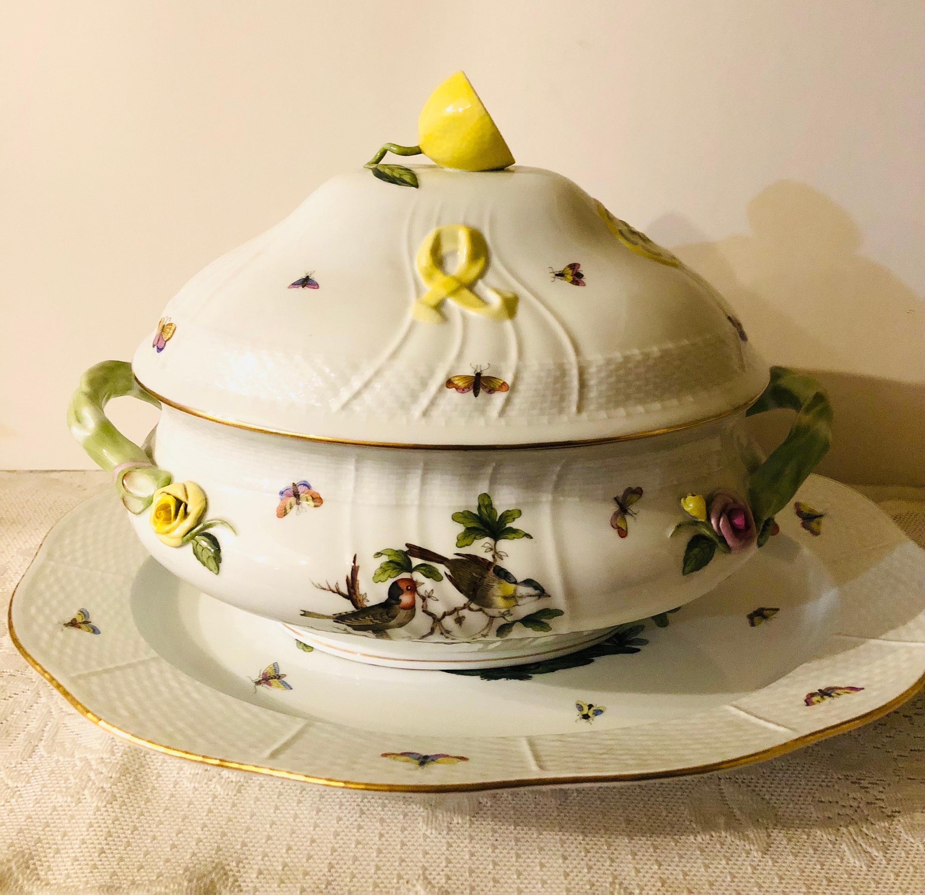 Sopera Herend Rothschild Bird de gran tamaño con asa de limón y bandeja grande mediados del siglo XX