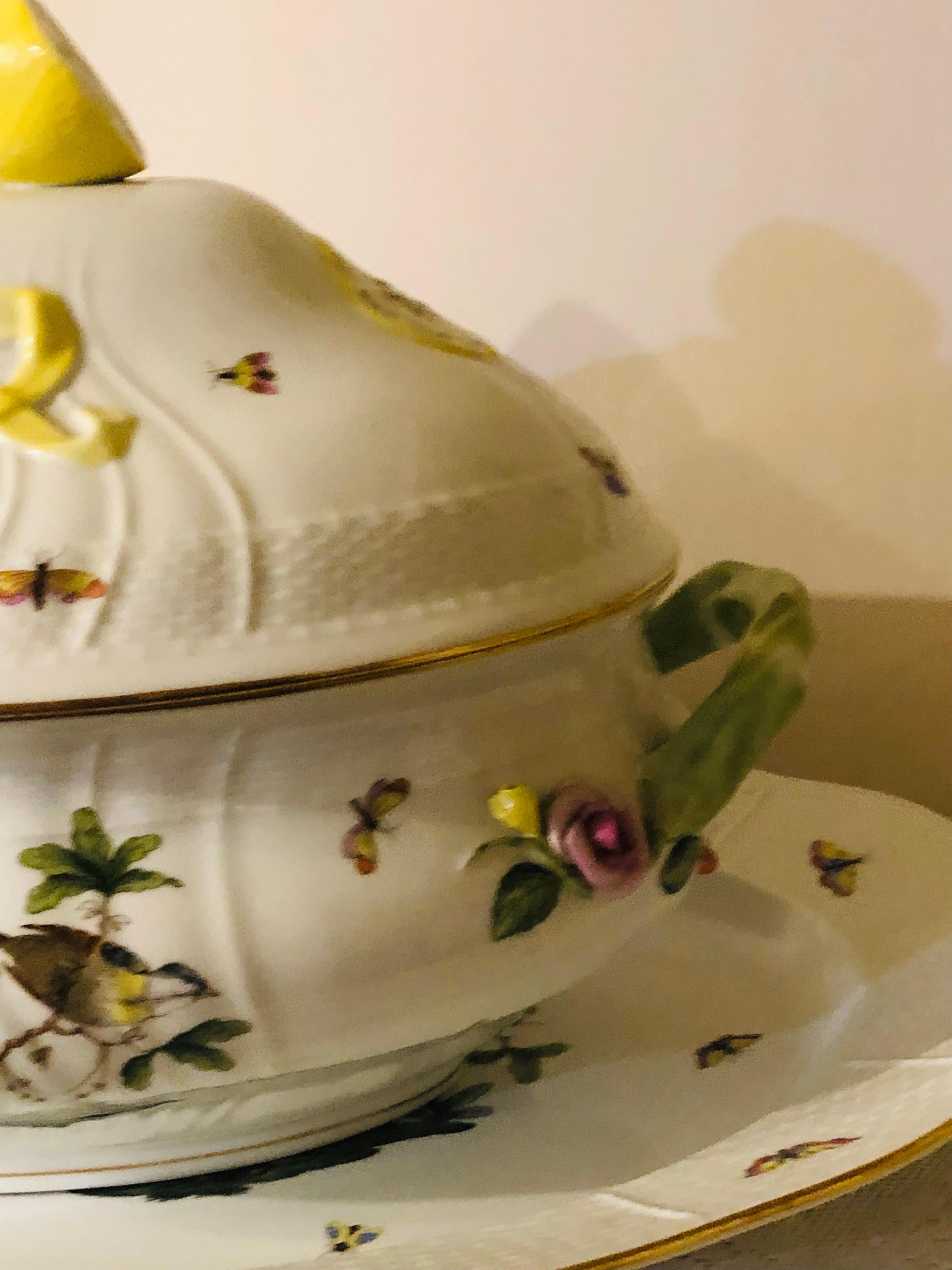 Sopera Herend Rothschild Bird de gran tamaño con asa de limón y bandeja grande Porcelana