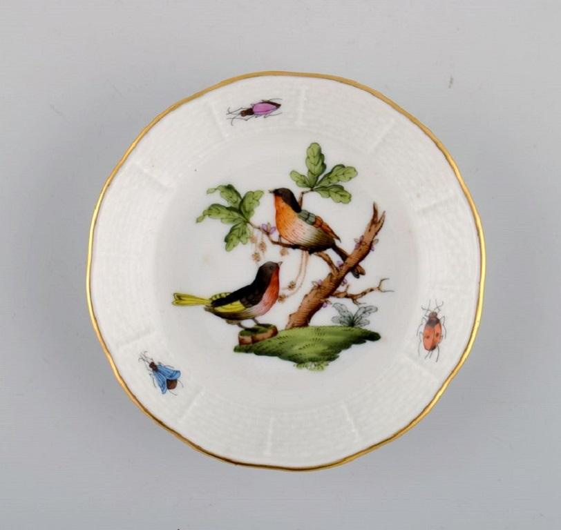 Herend Rothschild Bird. Porcelain butter pad and a small bowl with handle with hand-painted birds, butterflies and gold decoration. Mid-20th century.
Largest measures: 10.5 x 4.5 cm.
In excellent condition.
Stamped.