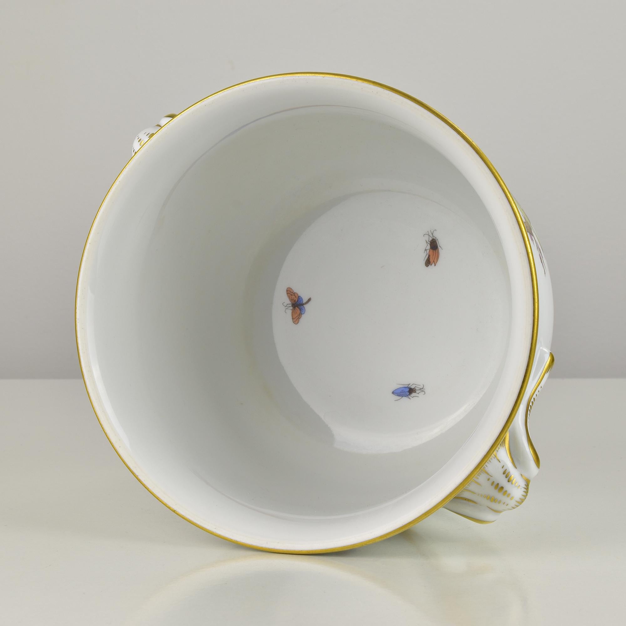 Herend Rothschild Bird Porcelain Cachepot with Gilded Handles and Butterflies In Good Condition For Sale In Bad Säckingen, DE