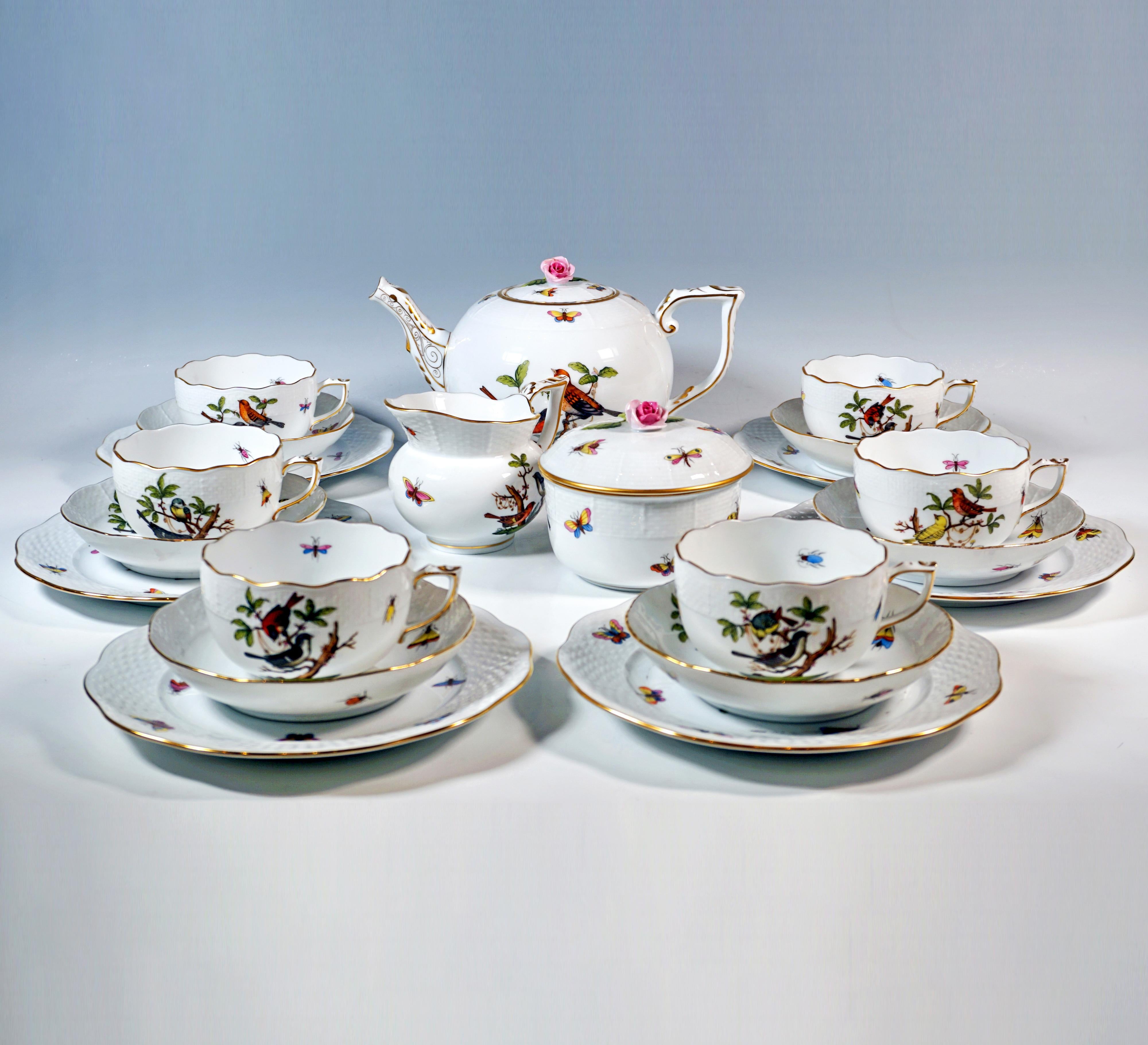 Service Herend composé de 21 pièces : 1 théière à couvercle, 1 pot à lait, 1 sucrier à couvercle, 6 tasses, 6 soucoupes, 6 assiettes à dessert.
Forme : Osier  tressage de panier
Décor : RO - Rothschild Oiseaux - décor richement coloré avec des