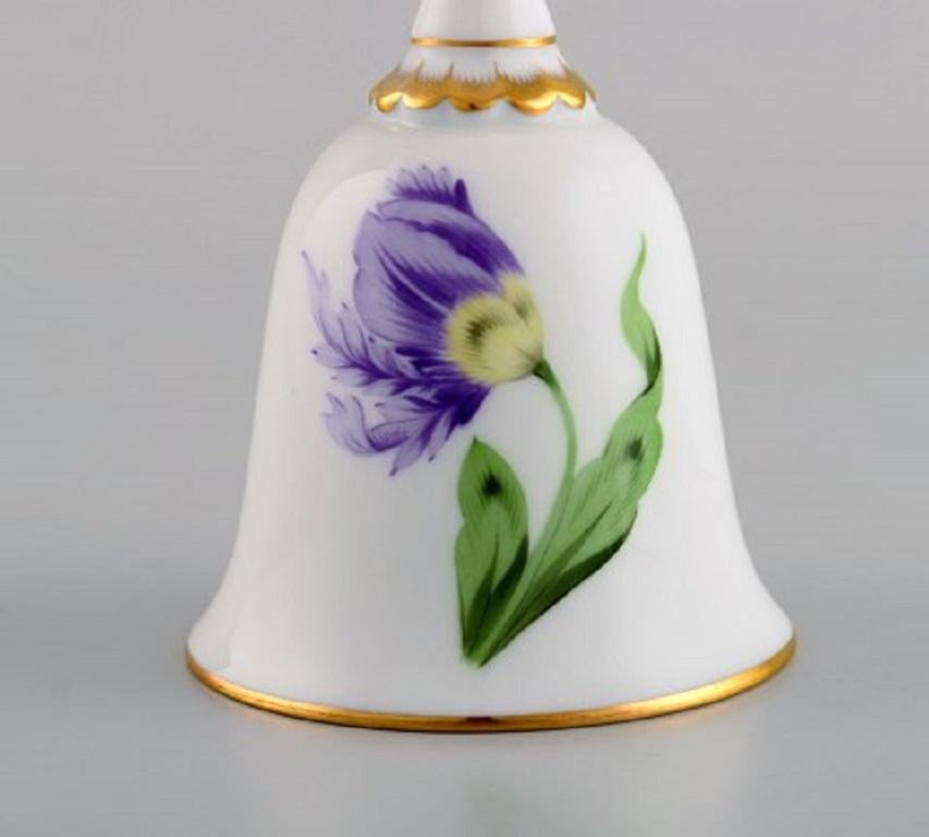 Herend table bell in hand-painted porcelain with flowers and gold decoration, 1980s.
Measures: 10.5 x 7 cm.
In excellent condition.
Stamped.