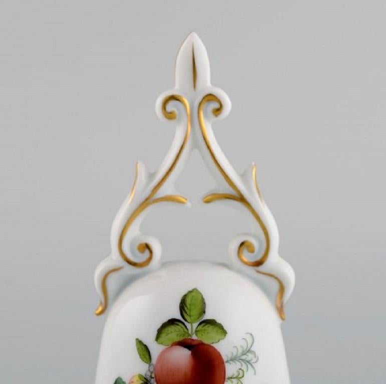 Herend table bell in hand-painted porcelain with flowers and gold decoration, 1980s.
Measures: 12.5 x 7 cm.
In excellent condition.
Stamped.